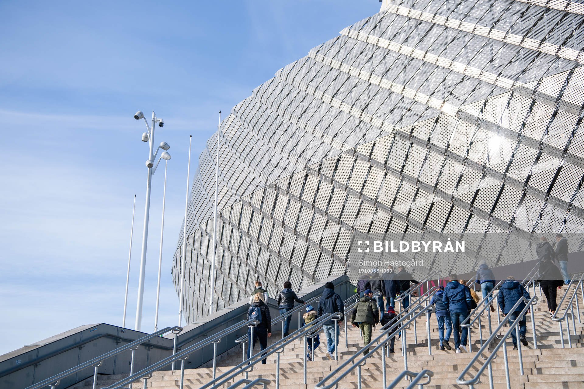Besökare anländer tilll Tele2 Arena