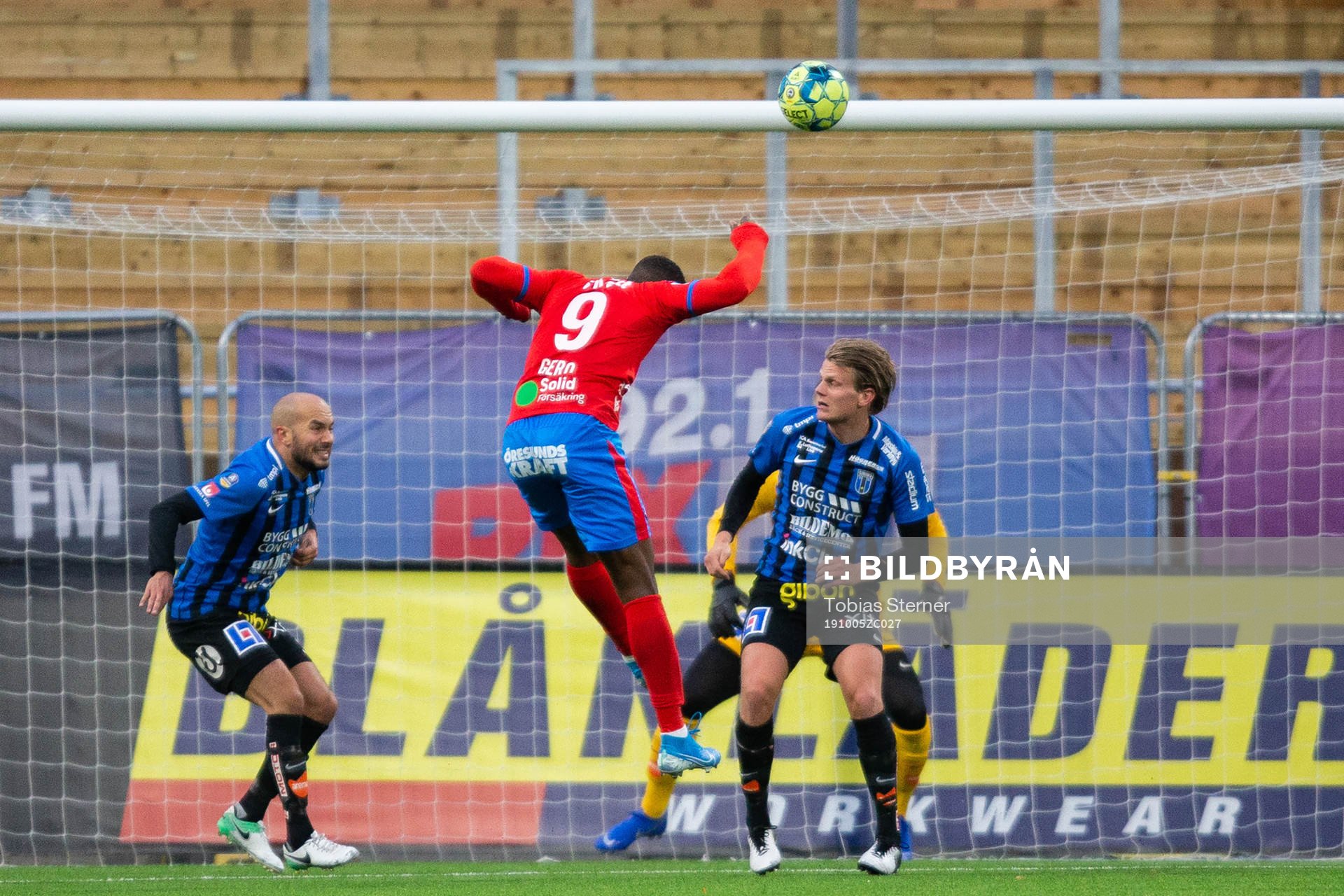 Helsingborgs Alhaji Gero nickar in 2-1 målet under fotbollsmatchen i Allsvenskan mellan Sirius och Helsingborg den 5 oktober 2019 i Uppsala.