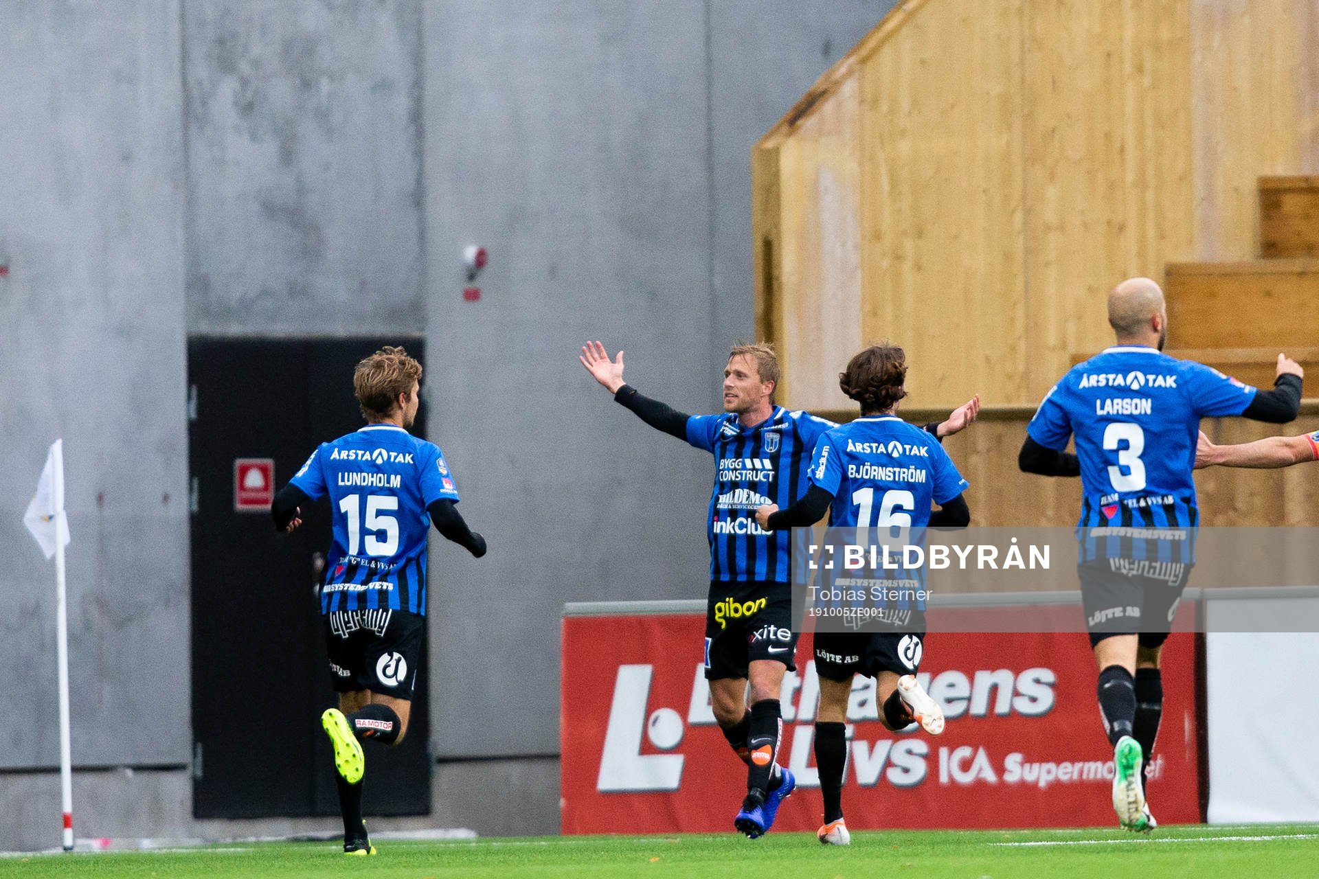 Sirius Christer Gustafsson jublar med lagkamrater efter sitt 1-0 mål under fotbollsmatchen i Allsvenskan mellan Sirius och Helsingborg den 5 oktober 2019 i Uppsala.
