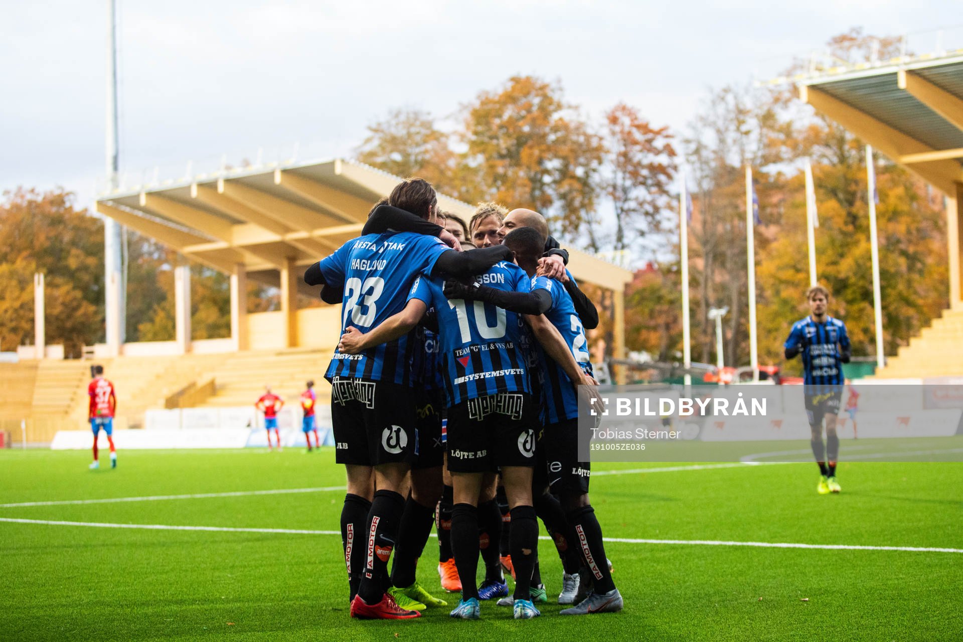 Sirius spelare jublar efter att Mohammed Khalid Saeid har gjort 2-0 under fotbollsmatchen i Allsvenskan mellan Sirius och Helsingborg den 5 oktober 2019 i Uppsala.
