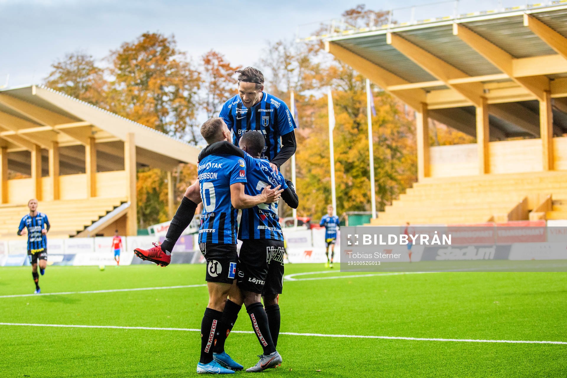 Sirius Mohammed Khalid Saeid jublar med Philip Haglund och Elias Andersson efter sitt 2-0 mål under fotbollsmatchen i Allsvenskan mellan Sirius och Helsingborg den 5 oktober 2019 i Uppsala.