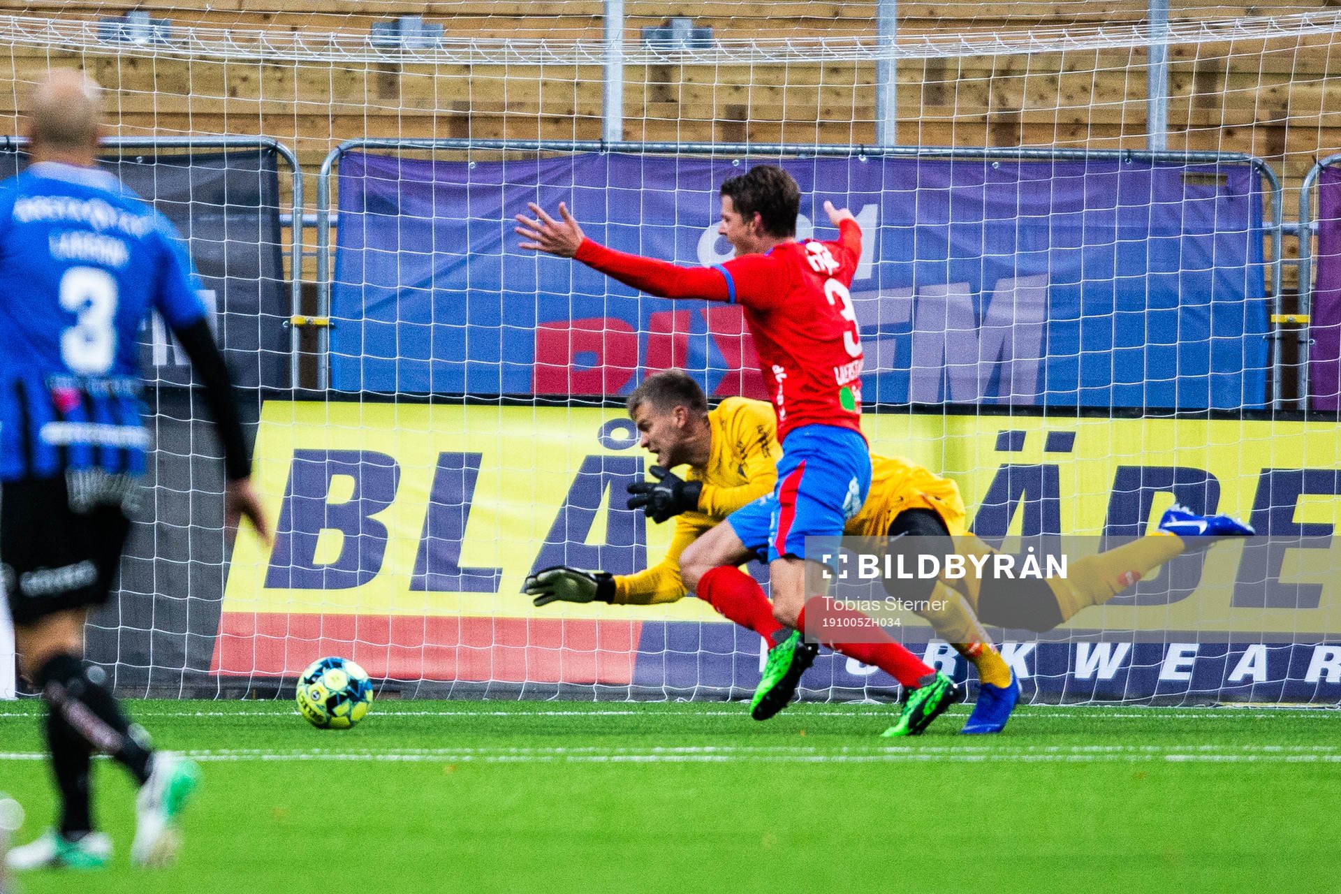 Sirius målvakt Lukas Jonsson och Helsingborgs Fredrik