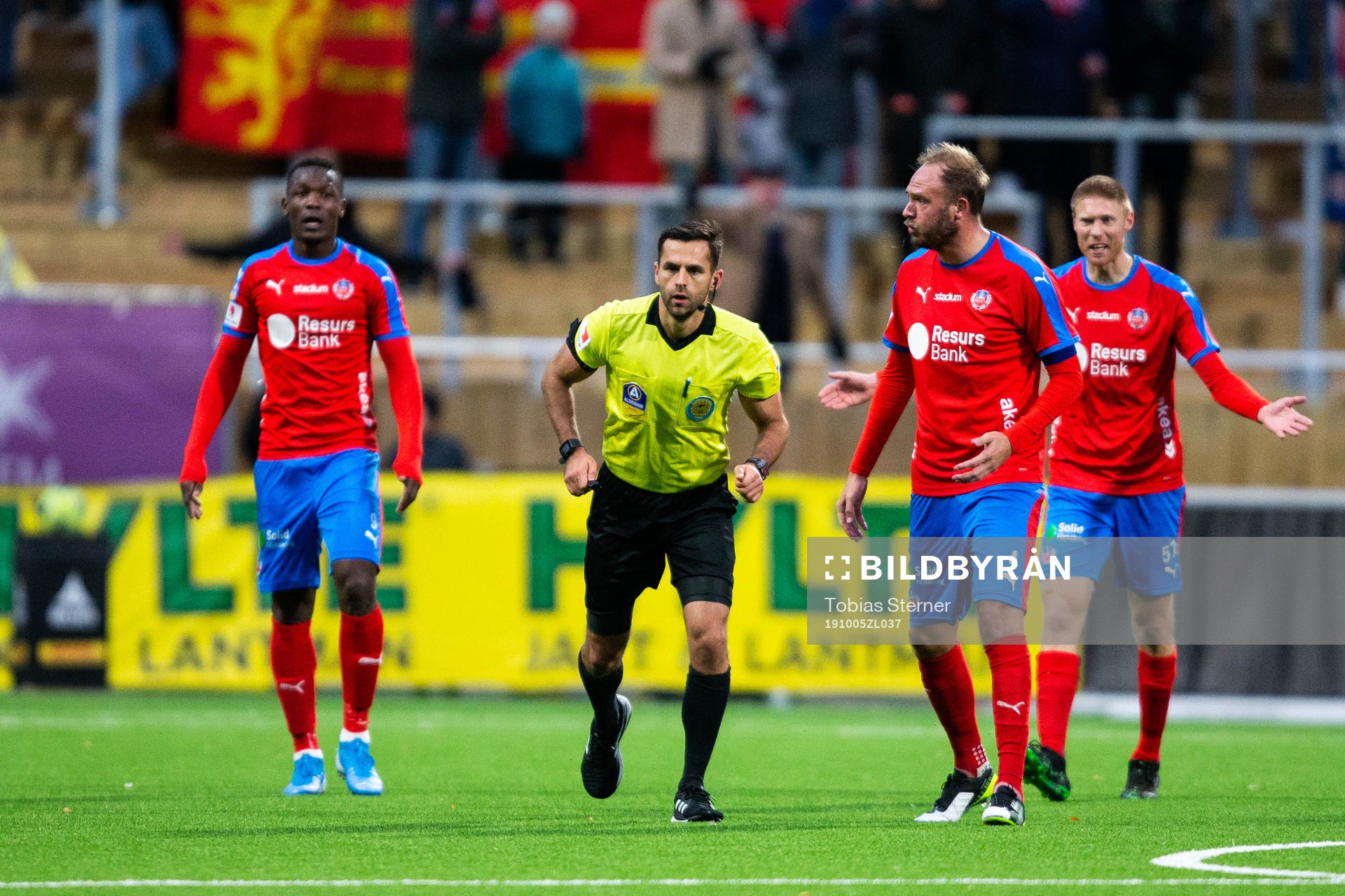 Helsingborgs Andreas Granqvist och domare Granit Maqedonci