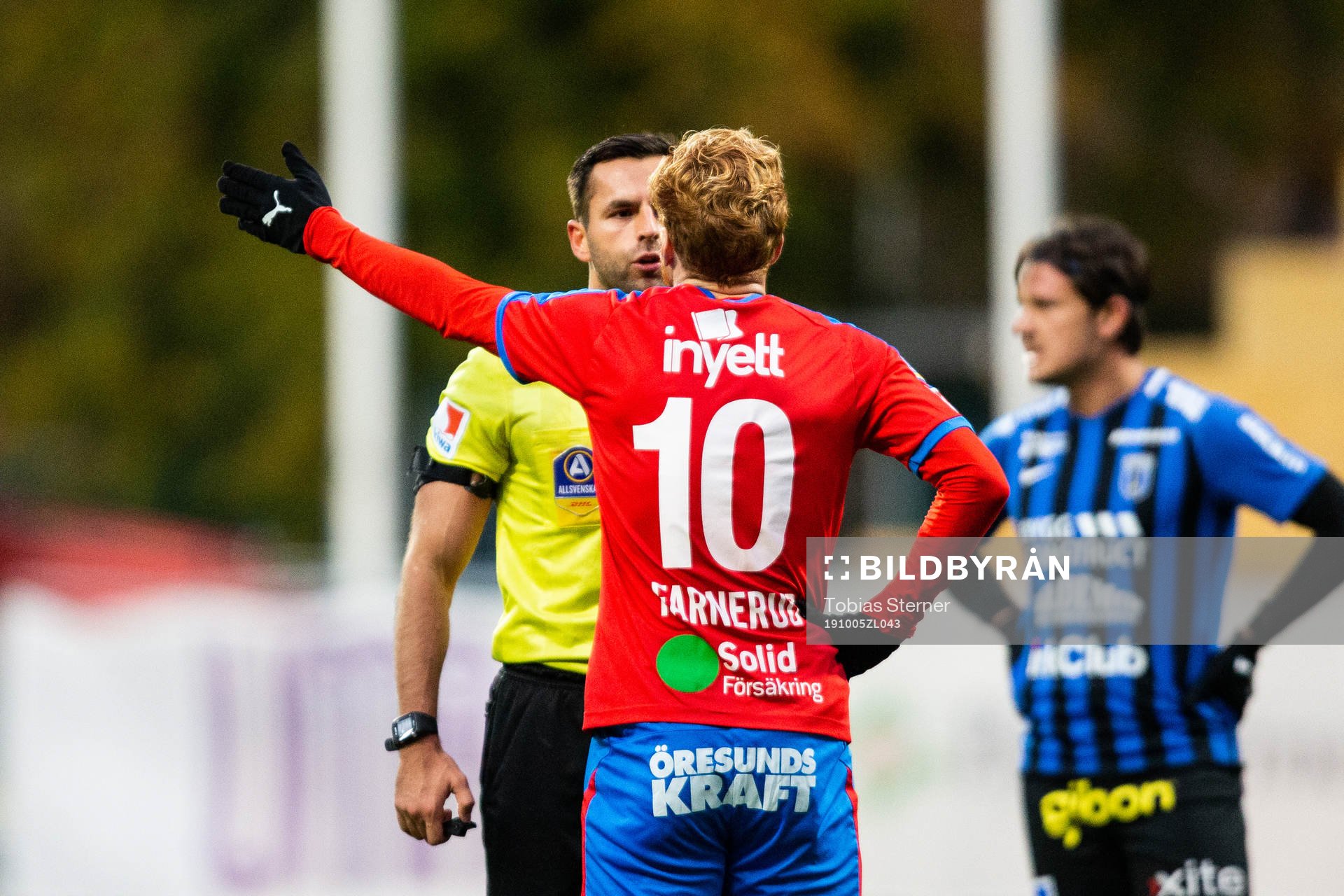 Helsingborgs Alexander Farnerud och domare Granit Maqedonci