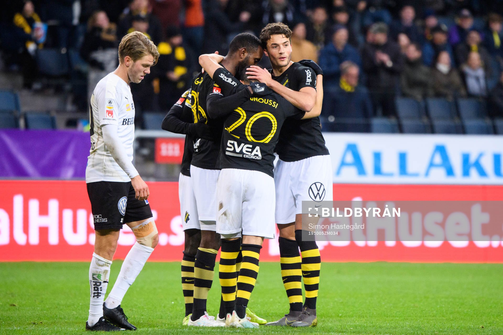 s spelare jublar med Henok Goitom