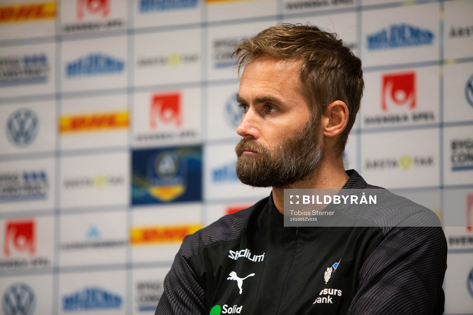 Helsingborgs tränare Olof Mellberg på en presskonferens