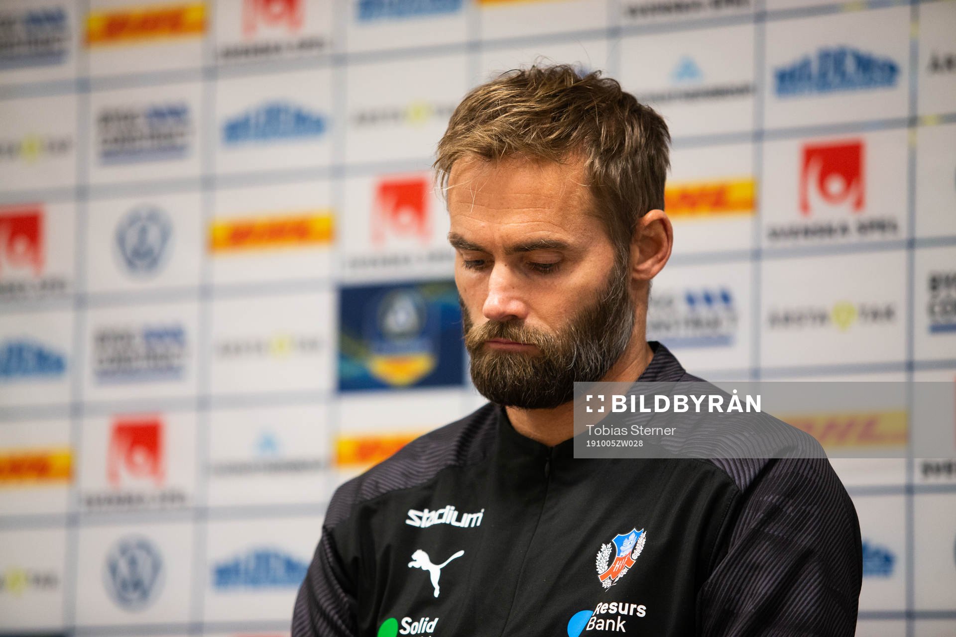 Helsingborgs tränare Olof Mellberg på en presskonferens
