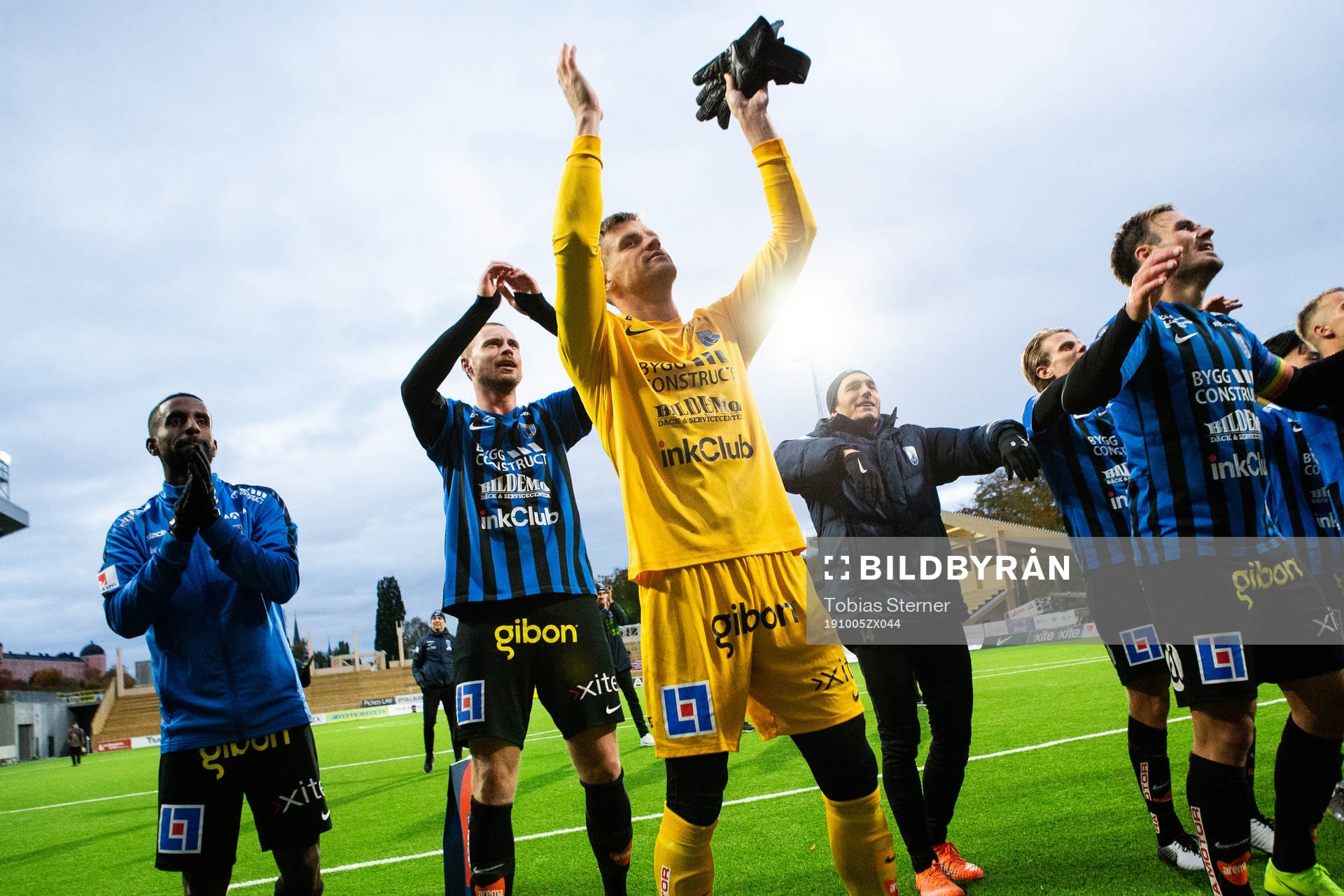 Sirius målvakt Lukas Jonsson jublar med lagkamrater efter fotbollsmatchen i Allsvenskan mellan Sirius och Helsingborg den 5 oktober 2019 i Uppsala.