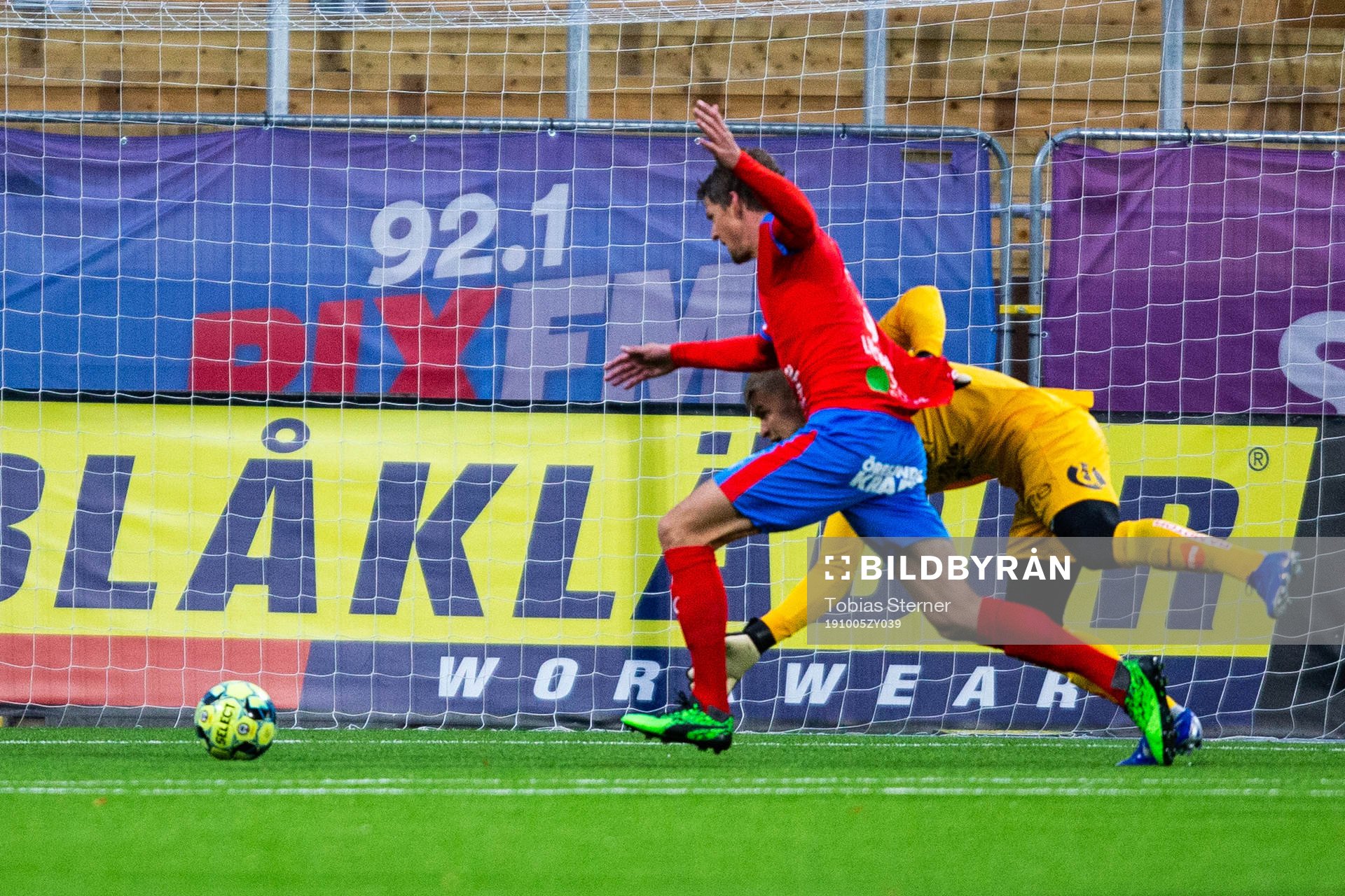 Helsingborgs Fredrik Liverstam och Sirius målvakt Lukas