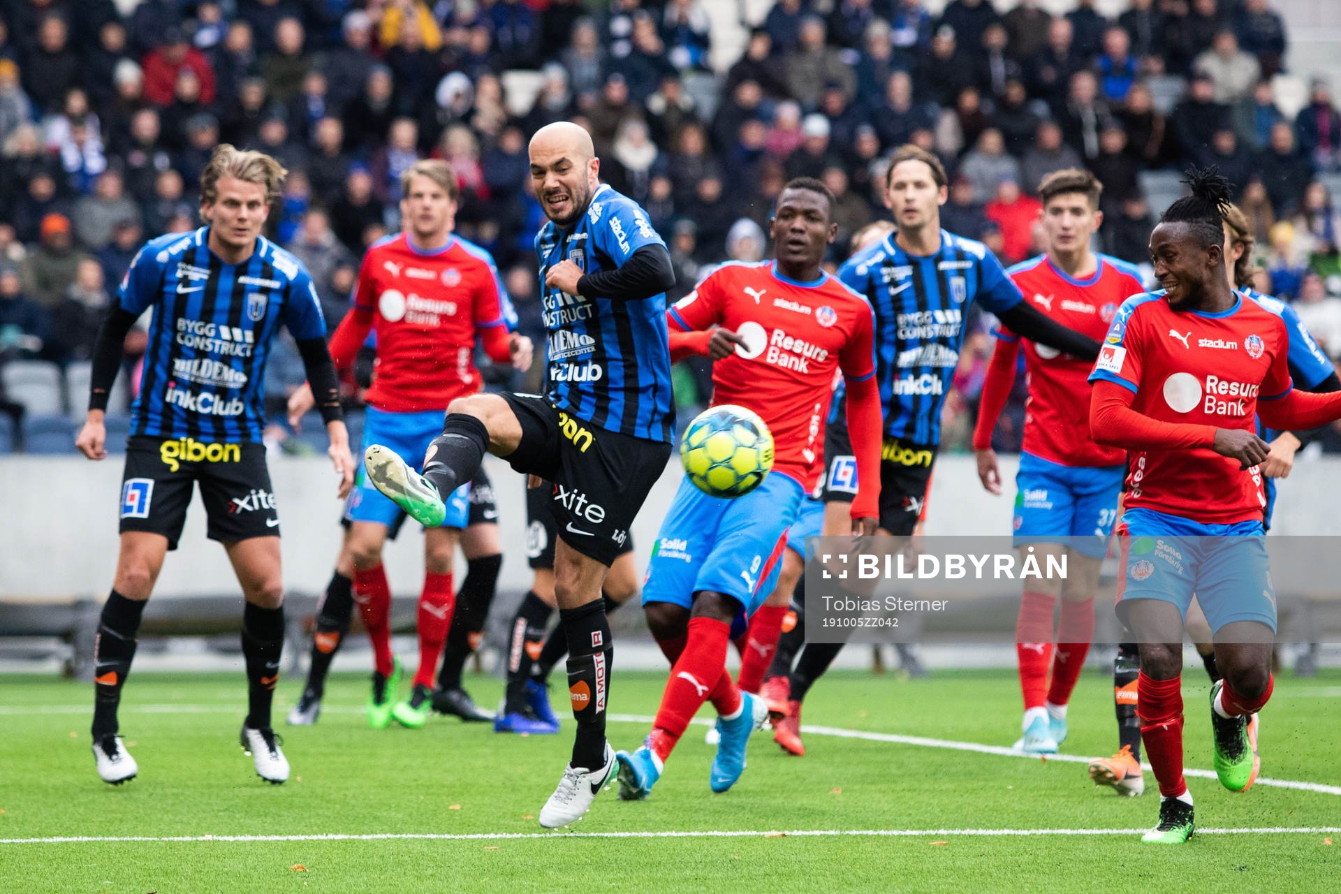 Sirius Karl Larson rensar bort en hörna
