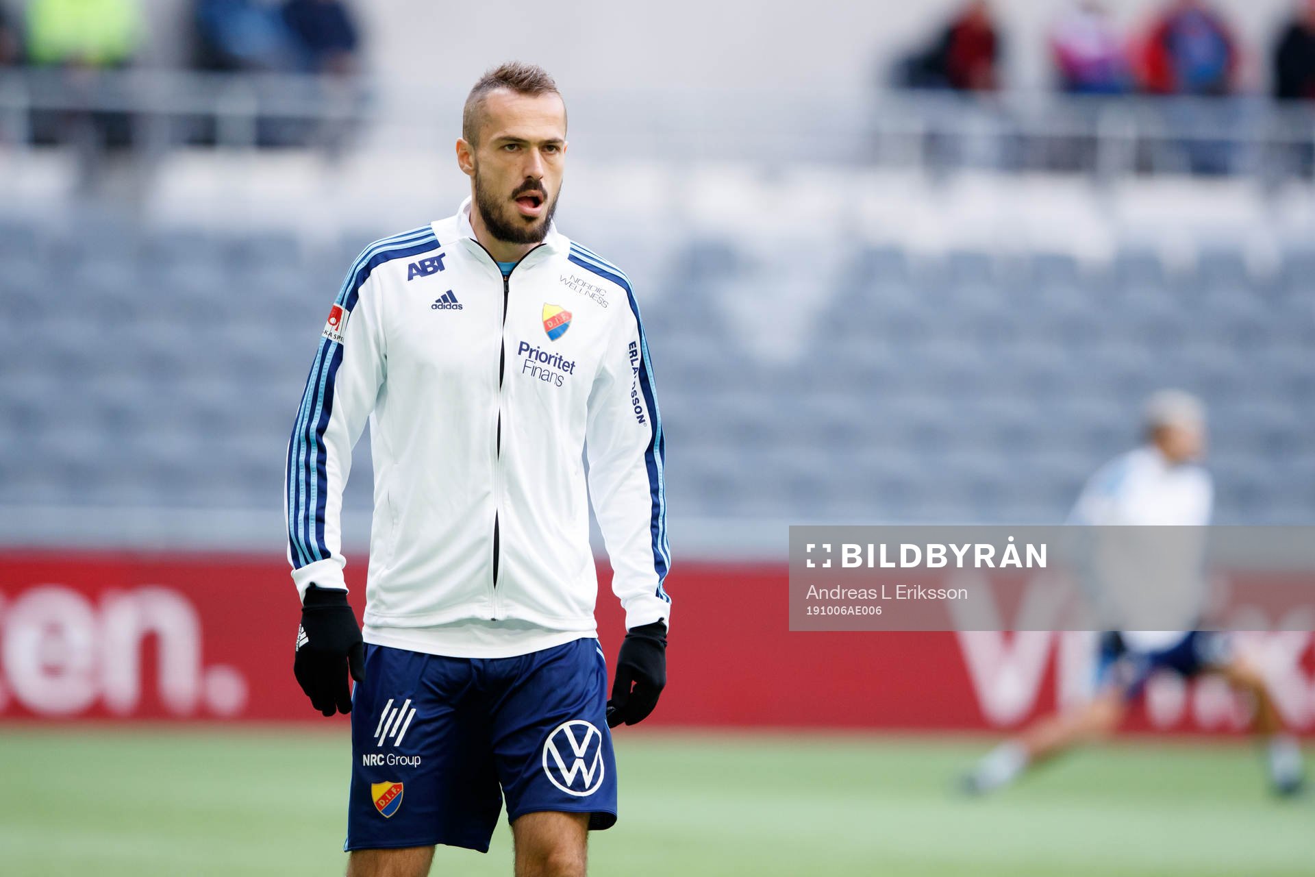 Djurgårdens Emir Kujovic värmer upp innan fotbollsmatchen