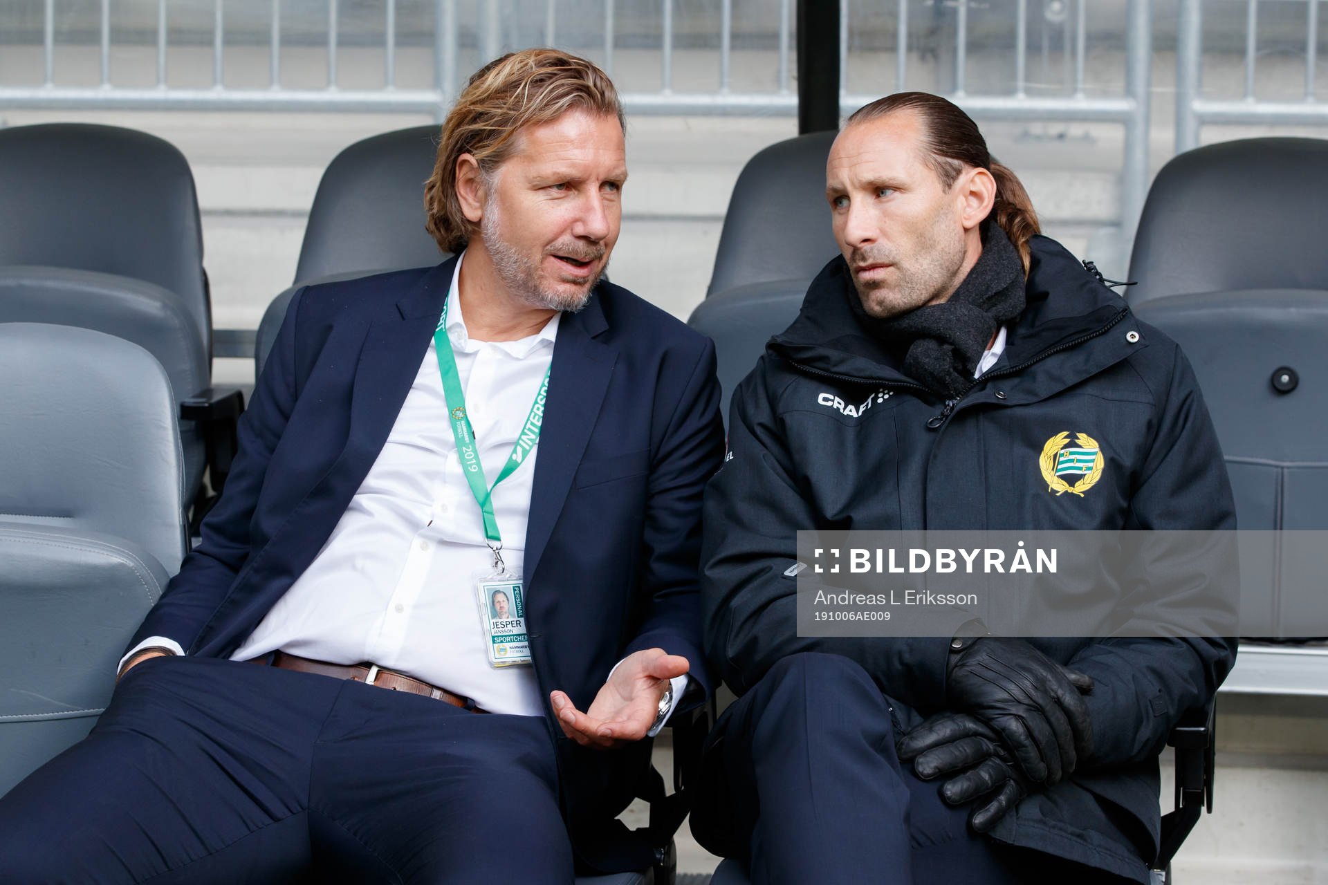 Hammarbys sportchef Jesper Jansson och Hammarbys målvakt Johan Wiland på bänken innan fotbollsmatchen i Allsvenskan mellan Djurgården och Hammarby den 6 oktober 2019 i Stockholm.