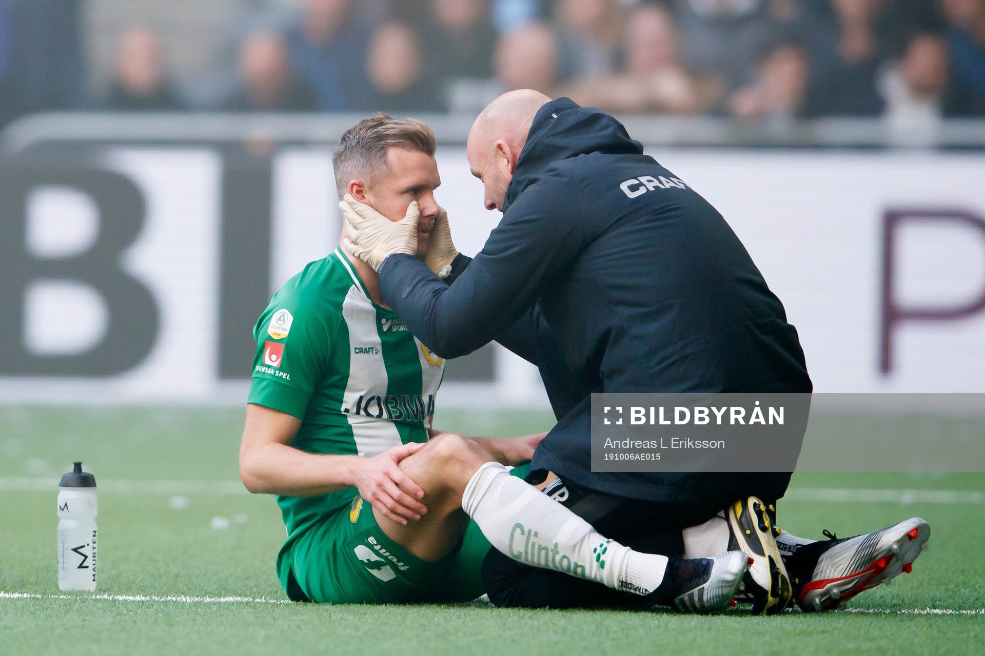 Hammarbys Richard Magyar undersöks av sjukvårdare