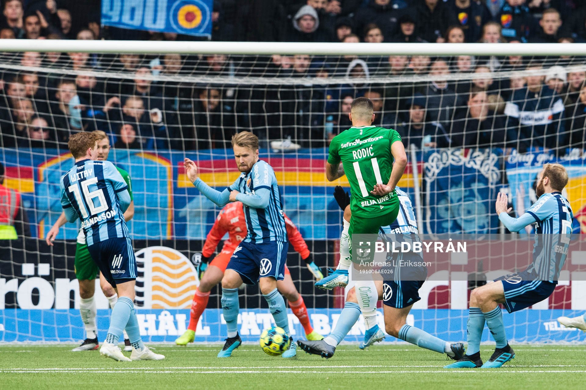 Hammarbys Vladimir Rodic med ett skott mot mål