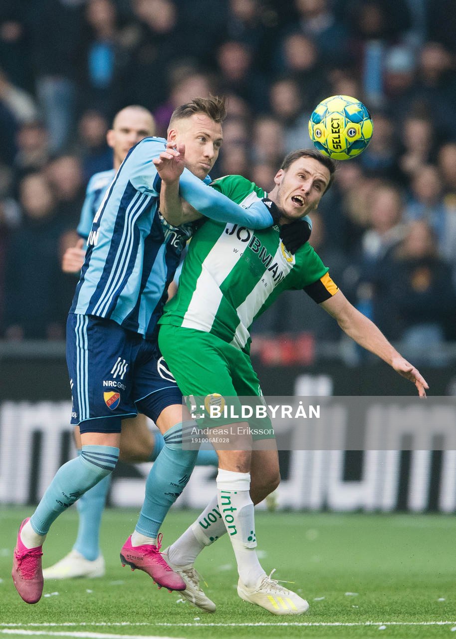 Djurgårdens Fredrik Ulvestad i en nickduell med Hammarbys Jeppe Andersen under fotbollsmatchen i Allsvenskan mellan Djurgården och Hammarby den 6 oktober 2019 i Stockholm.