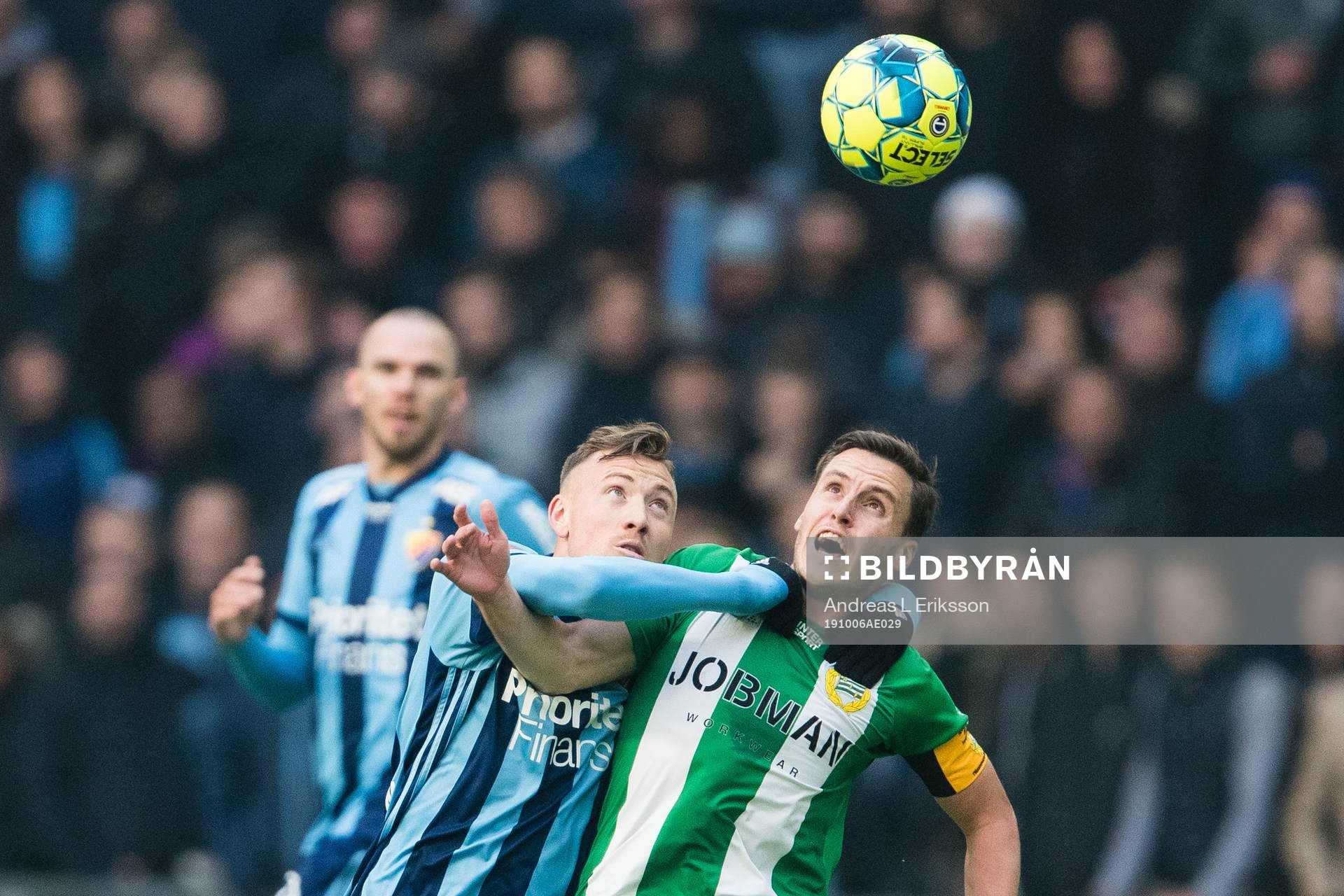 Djurgårdens Fredrik Ulvestad i en nickduell med Hammarbys