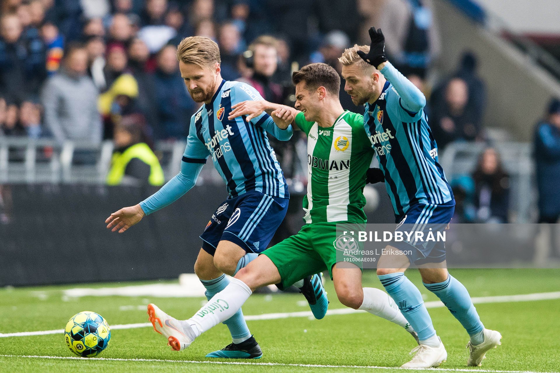 Hammarbys Alexander Kacaniklic stoppas av Djurgårdens