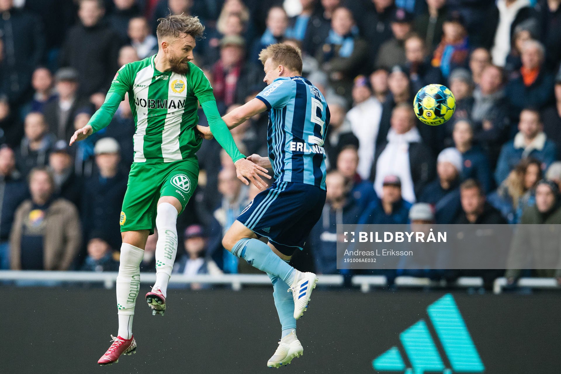 Hammarbys Simon Sandberg i en nickduell med Djurgårdens