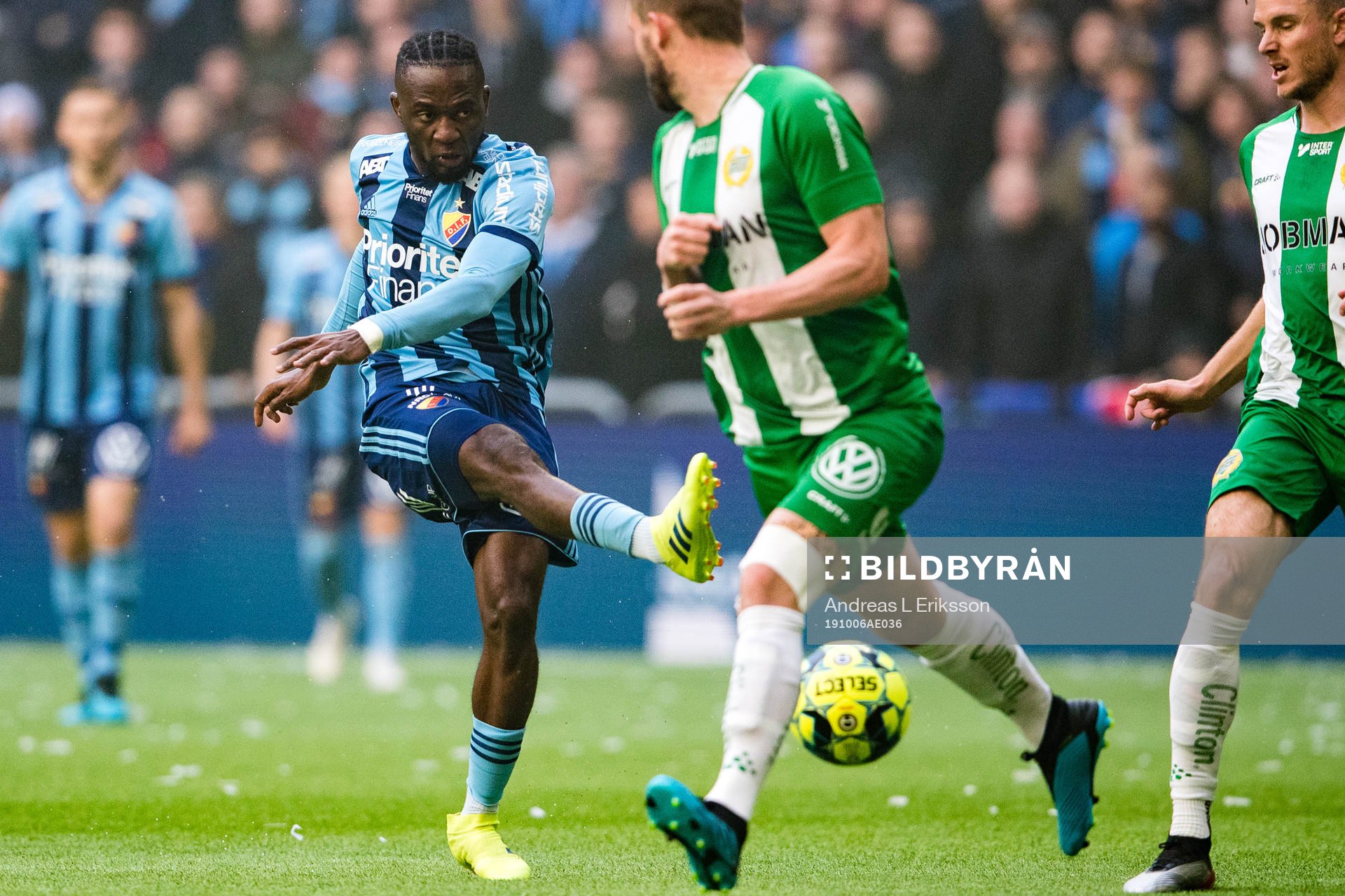 Djurgårdens Mohamed Buya Turay med ett skott