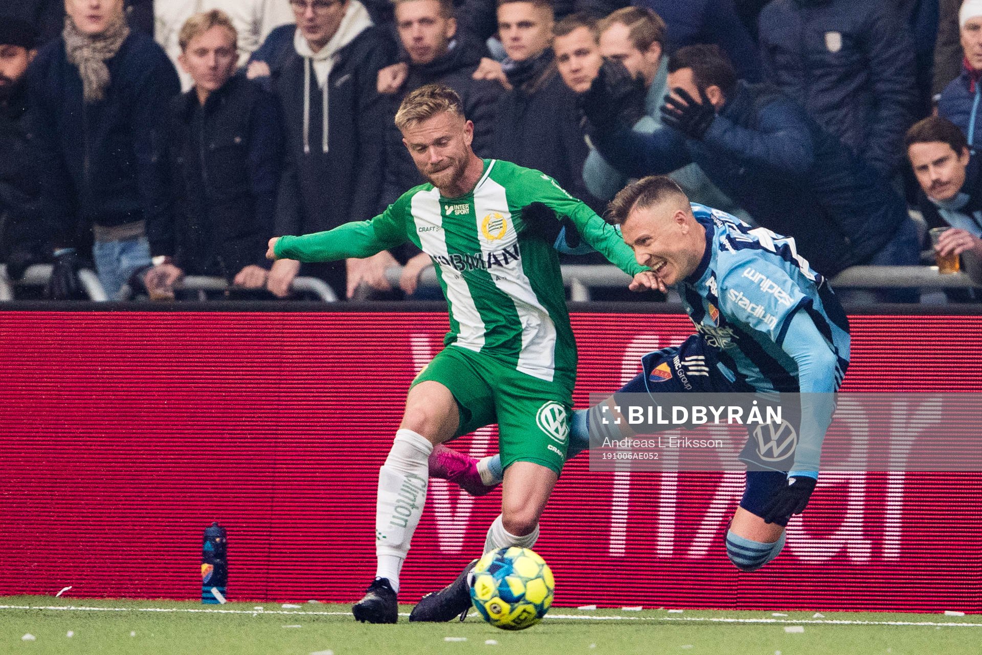 Hammarbys Dennis Widgren i kamp om bollen med Djurgårdens Fredrik Ulvestad under fotbollsmatchen i Allsvenskan mellan Djurgården och Hammarby den 6 oktober 2019 i Stockholm.