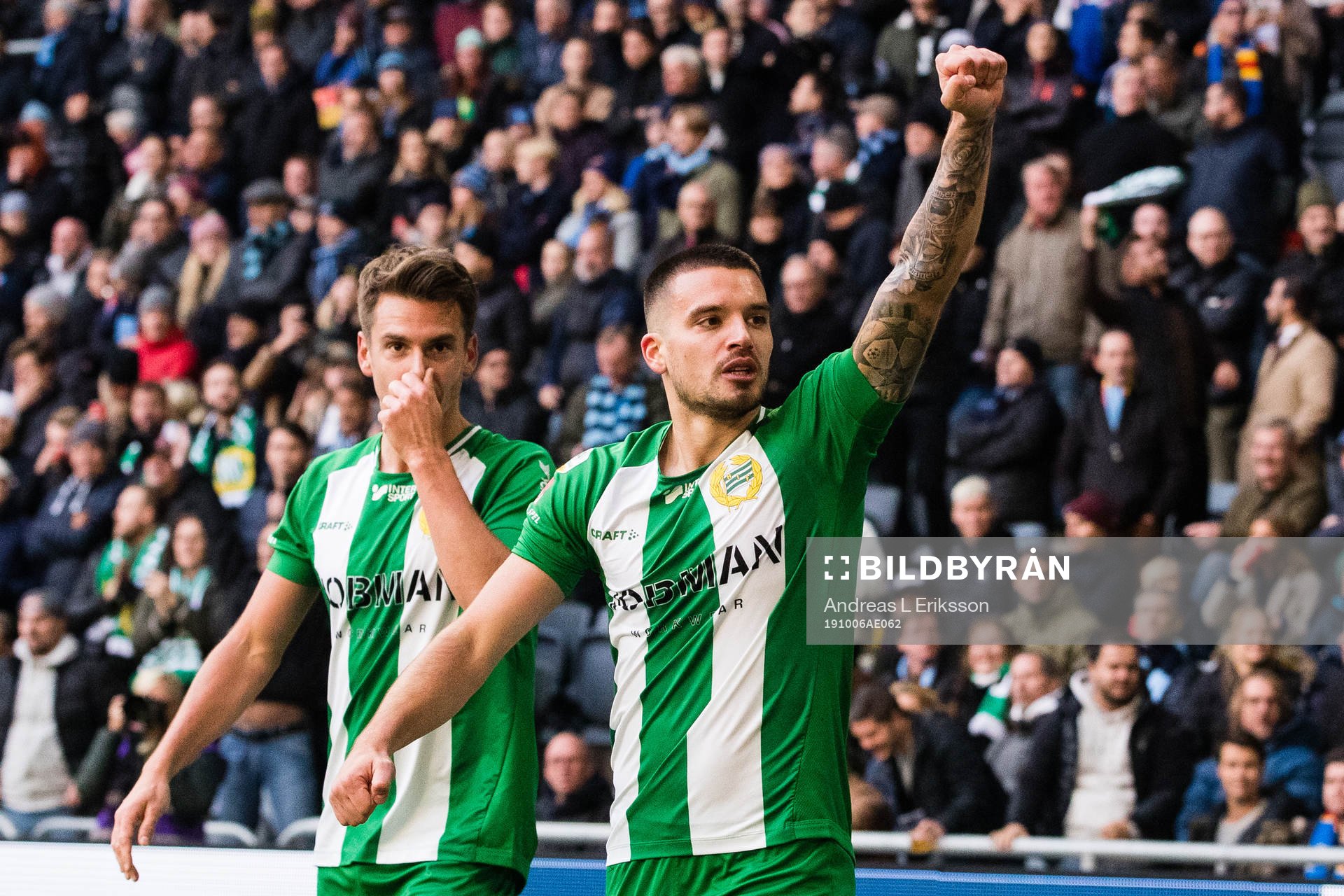 Hammarbys Alexander Kacaniklic och Vladimir Rodic jublar efter att Kacaniklic gjort 0-2 för Hammarby under fotbollsmatchen i Allsvenskan mellan Djurgården och Hammarby den 6 oktober 2019 i Stockholm.