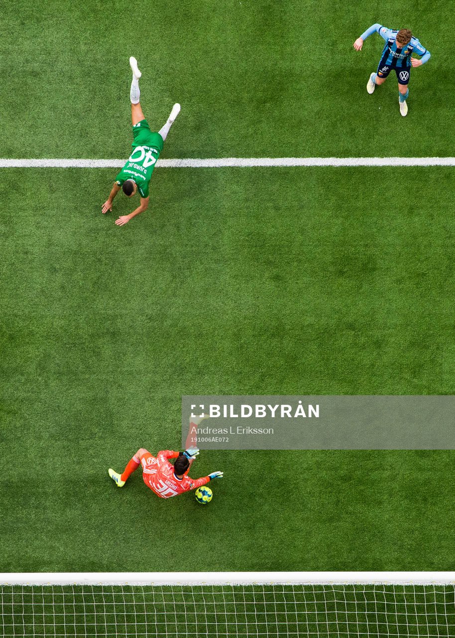 Djurgårdens Aslak Witry ser hur Hammarbys Nikola Djurdjic