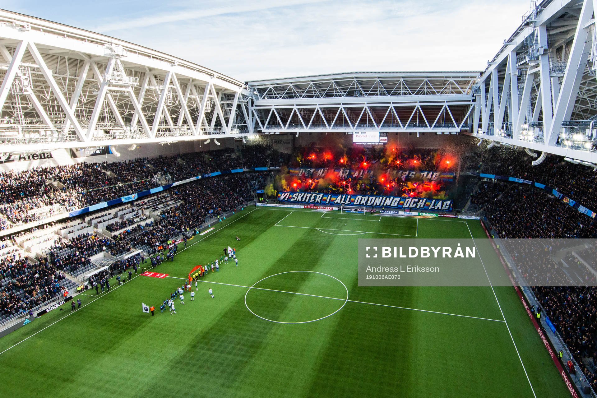 Djurgårdens och Hammarbys spelare ställer upp sig på