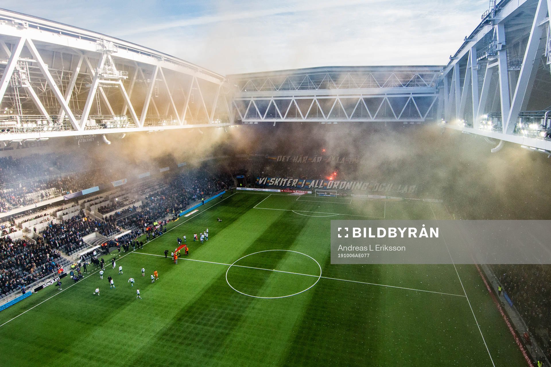 Hammarbys och Djurgårdens spelare förbereder sig innan
