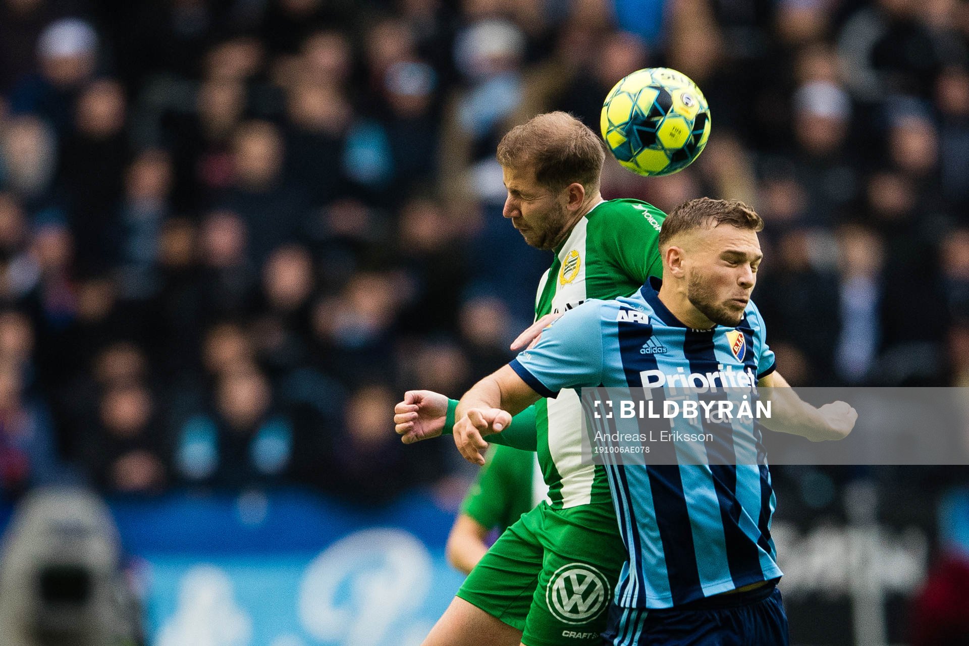 Hammarbys Darijan Bojanic i en nickduell med Djurgårdens Jesper Karlström under fotbollsmatchen i Allsvenskan mellan Djurgården och Hammarby den 6 oktober 2019 i Stockholm.