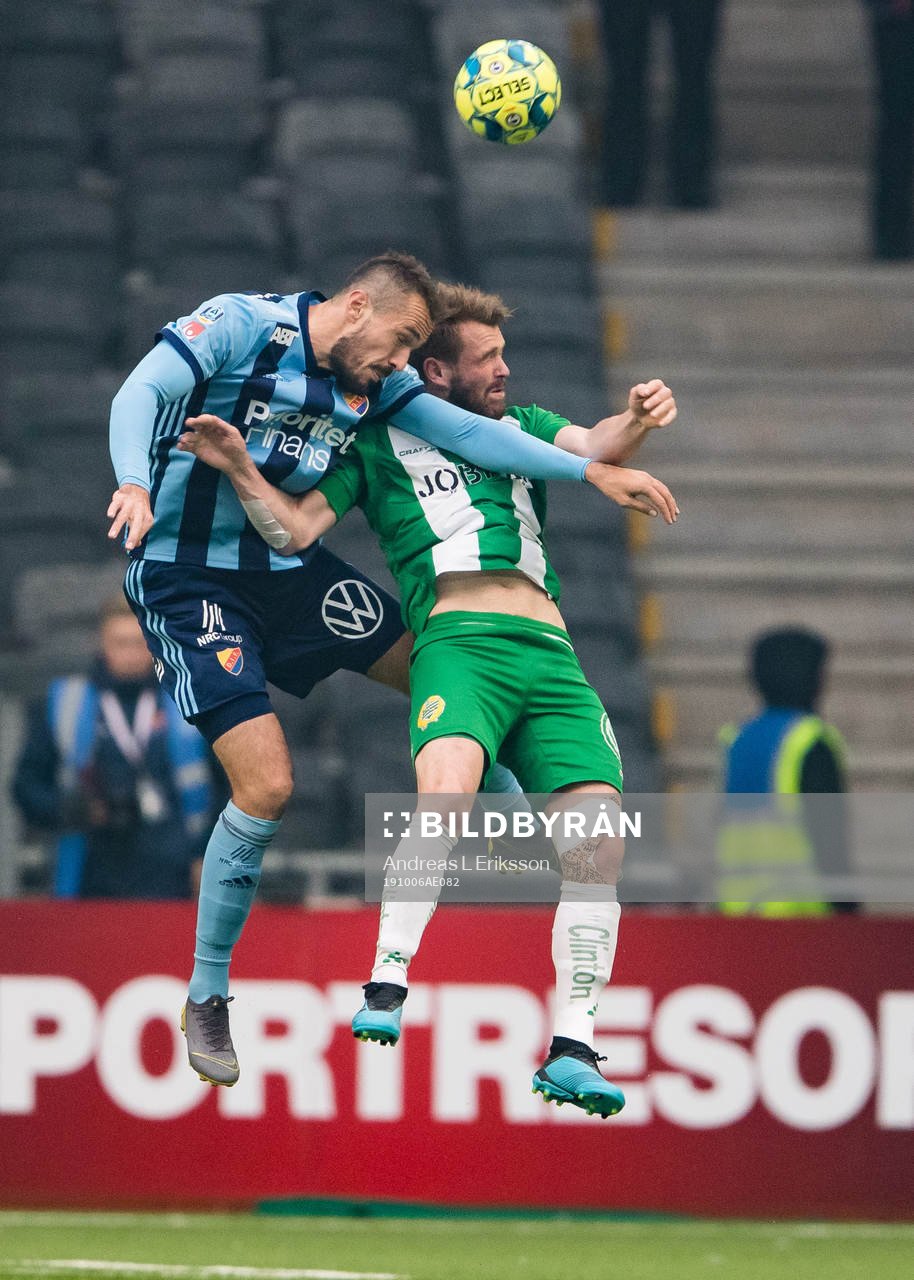 Djurgårdens Emir Kujovic i en nickduell med Hammarbys Mads