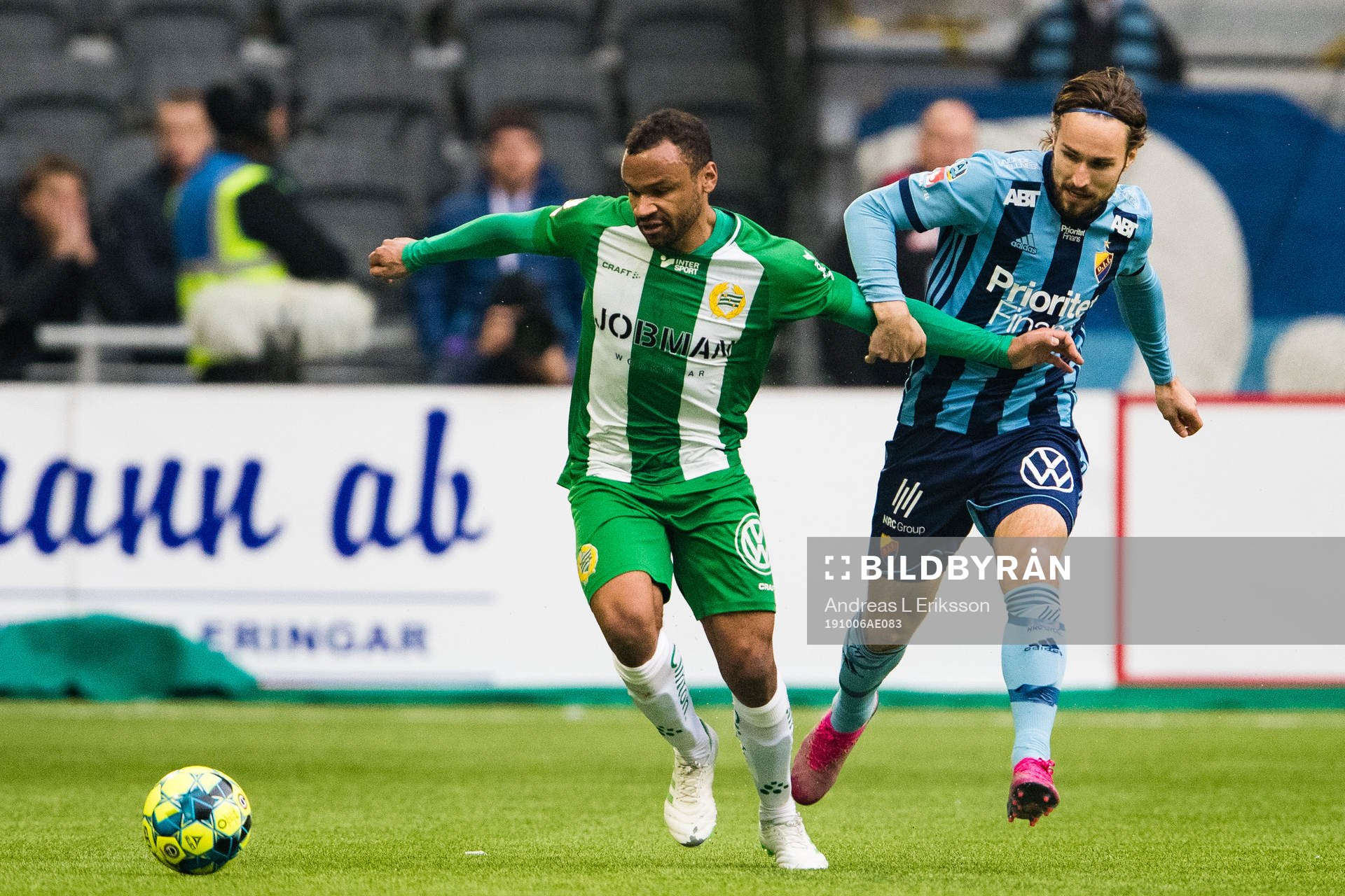 Hammarbys Serge-Junior Martinsson Ngouali i kamp om bollen