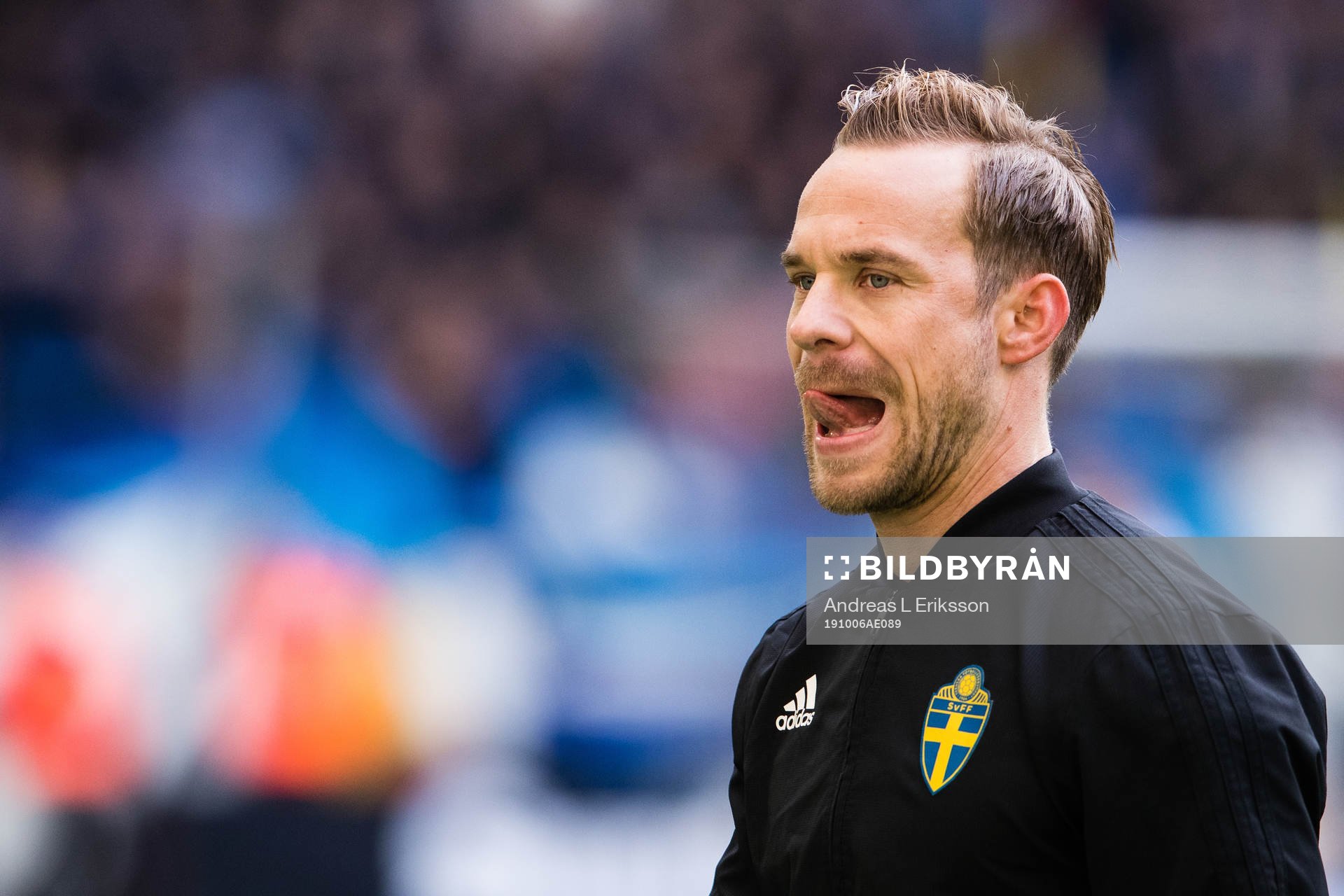 Domare Kristoffer Karlsson innan fotbollsmatchen i