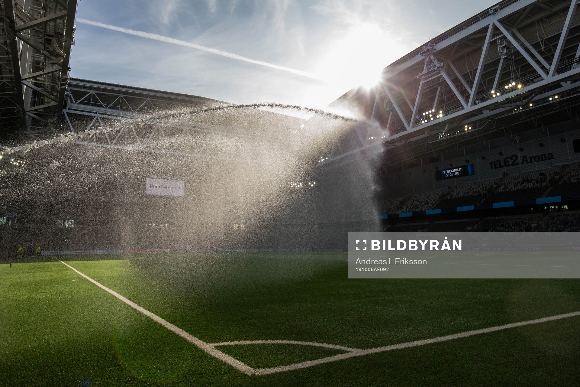Planen på Tele2 Arena vattnas innan fotbollsmatchen i