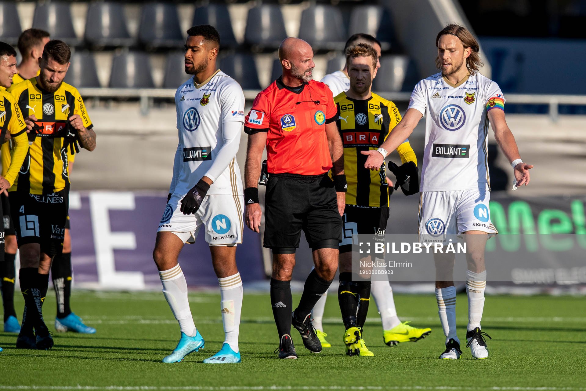 Östersunds Tom Pettersson snackar med domare Stefan
