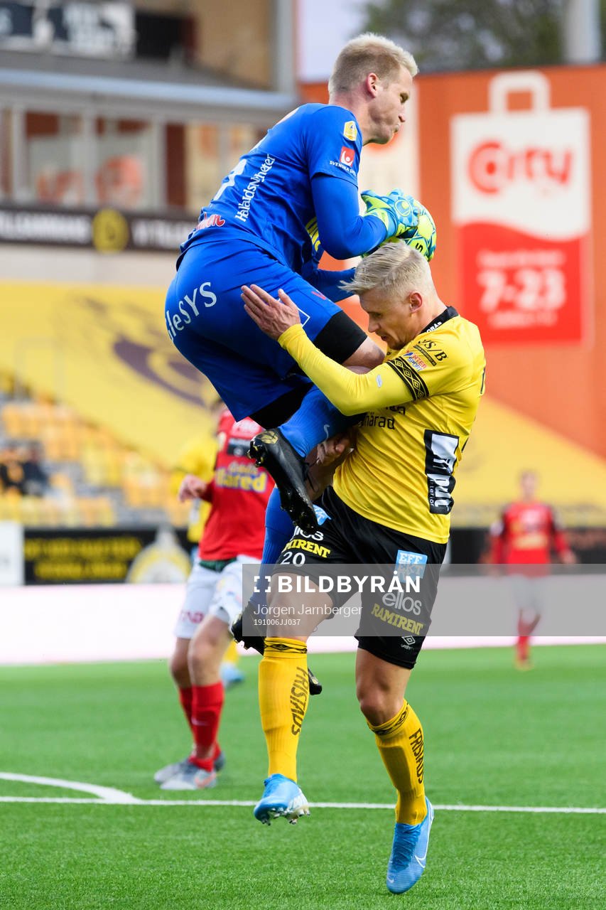 Falkenbergs målvakt Hampus Nilsson krockar med Elfsborgs