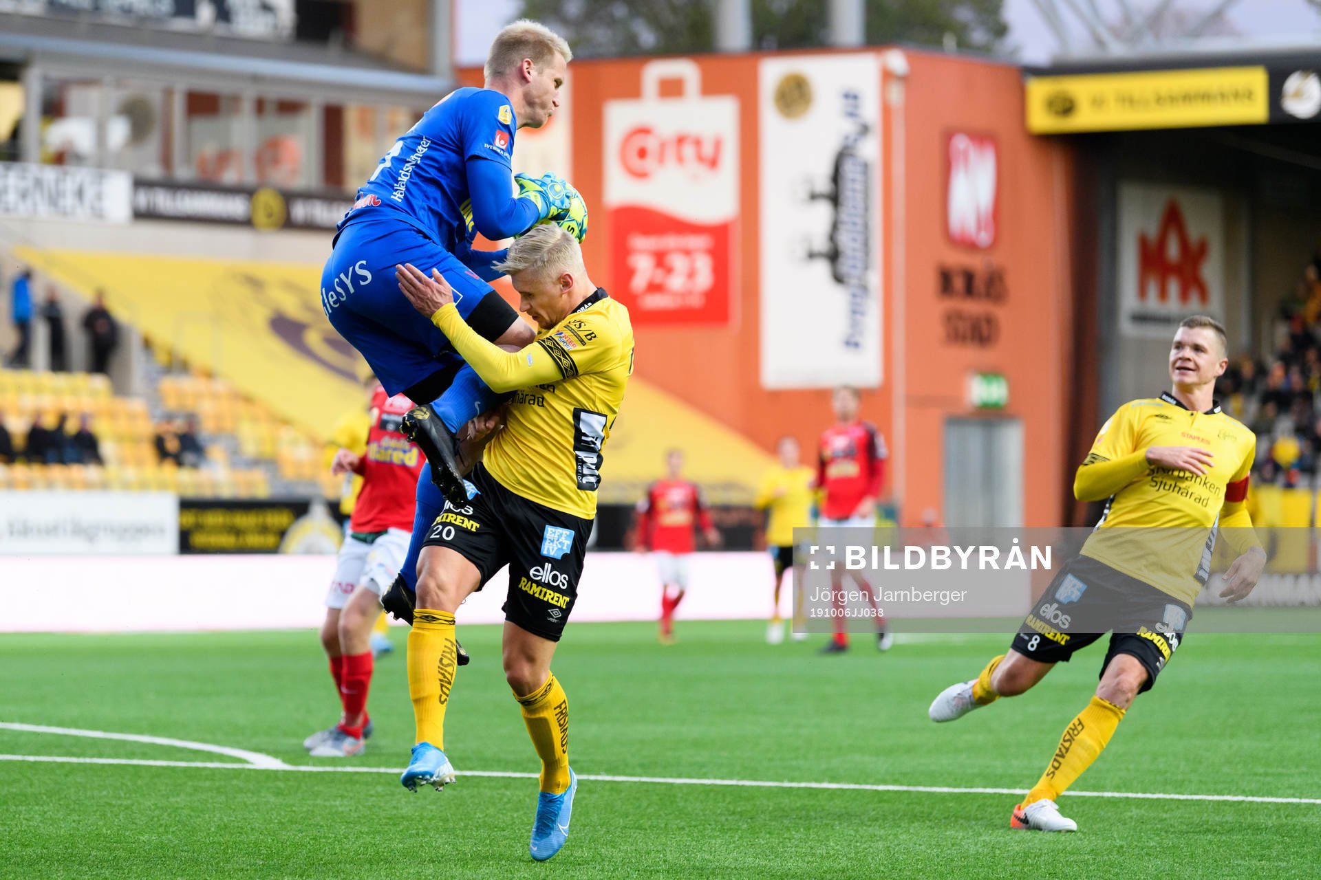 Falkenbergs målvakt Hampus Nilsson krockar med Elfsborgs