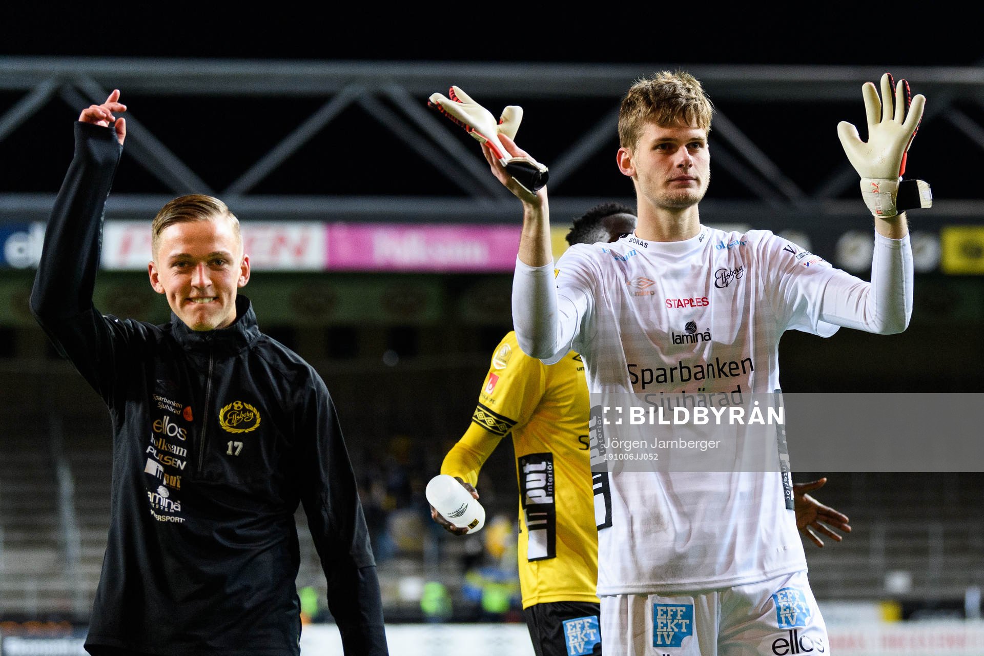 Elfsborgs målvakt Tim Rönning och Jesper Karlsson jublar efter fotbollsmatchen i Allsvenskan mellan Elfsborg och Falkenberg den 6 oktober 2019 i Borås.