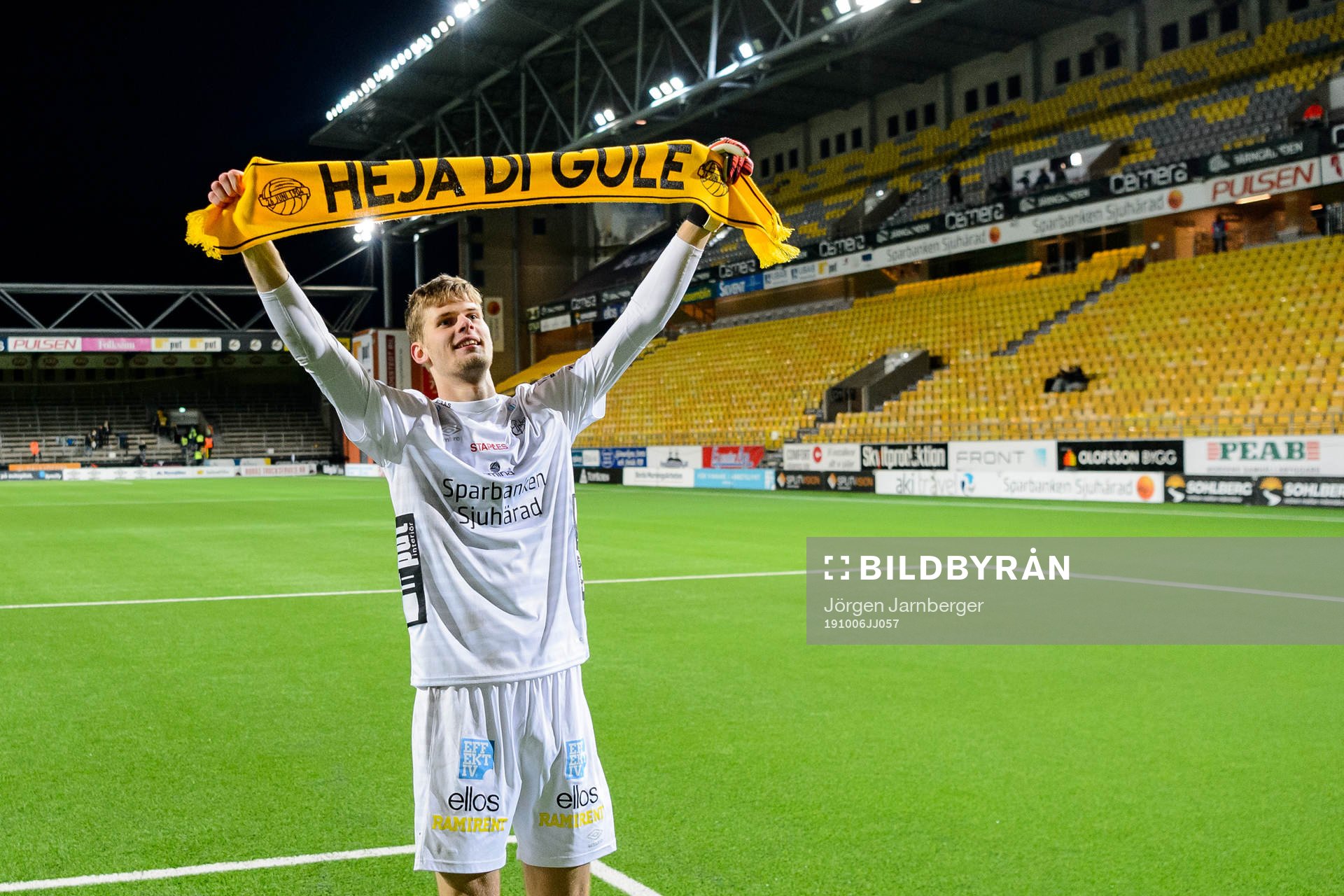 Elfsborgs målvakt Tim Rönning jublar