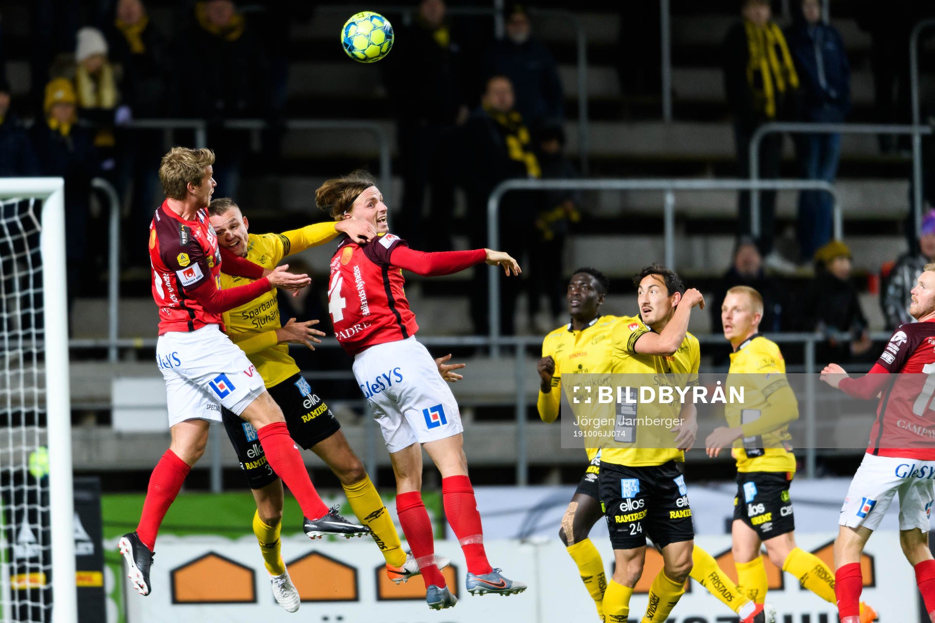 Elfsborgs Stian Rode Gregersen in kamp med Falkenbergs Carl
