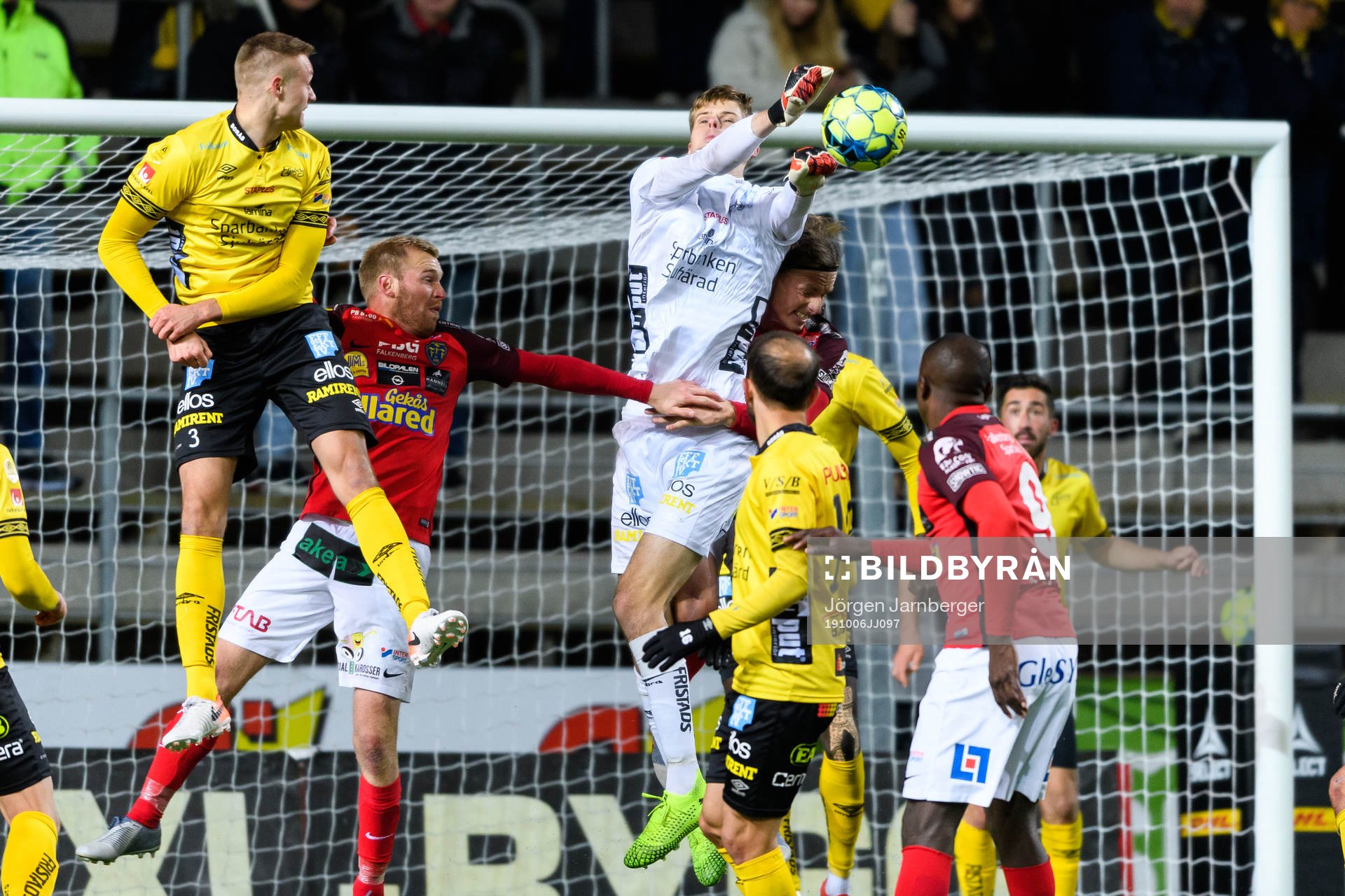 Elfsborgs målvakt Tim Rönning i kamp med Falkenbergs anfallare på hörna under fotbollsmatchen i Allsvenskan mellan Elfsborg och Falkenberg den 6 oktober 2019 i Borås.