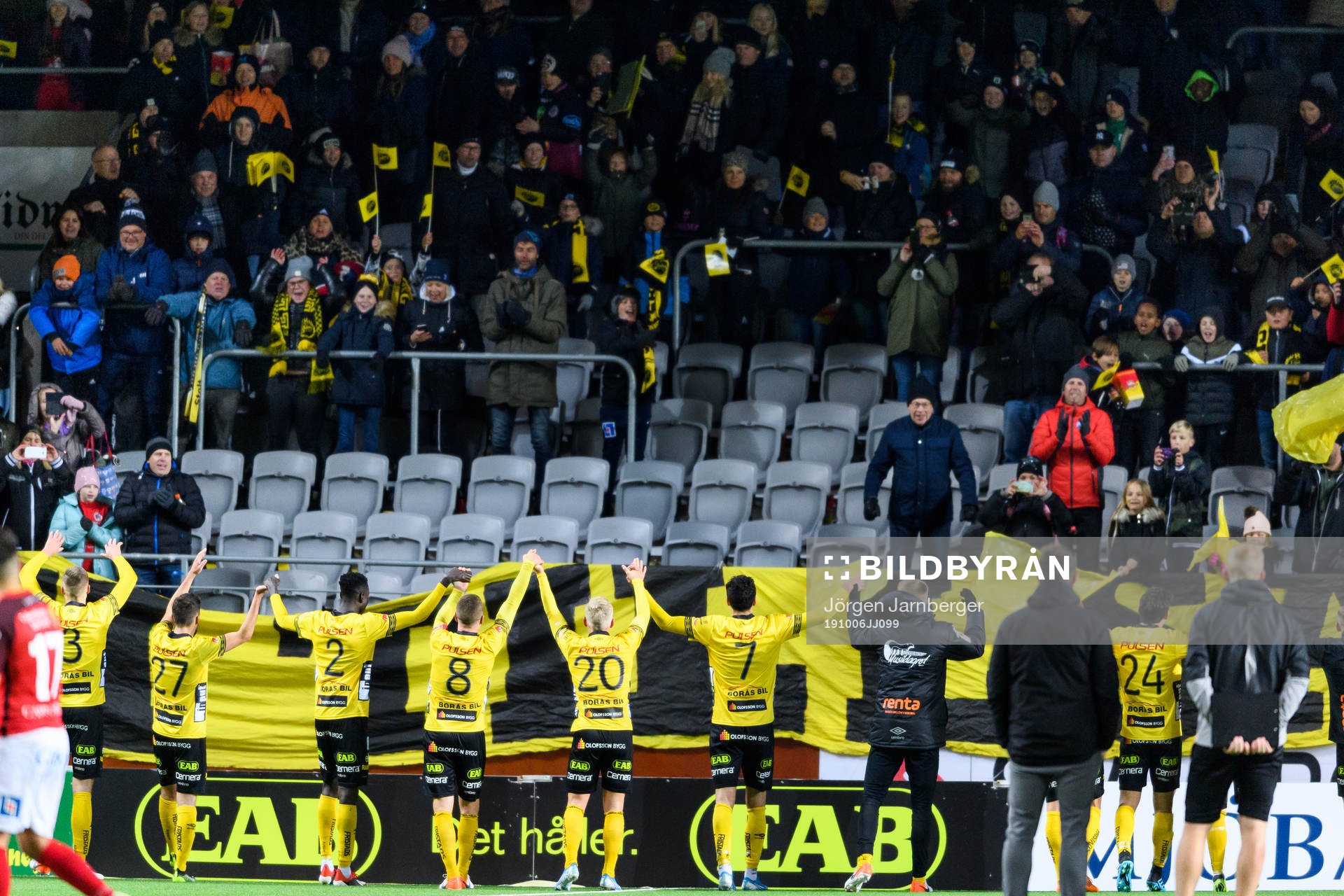 Elfsborgs spelarna tackar publiken efter fotbollsmatchen i Allsvenskan mellan Elfsborg och Falkenberg den 6 oktober 2019 i Borås.
