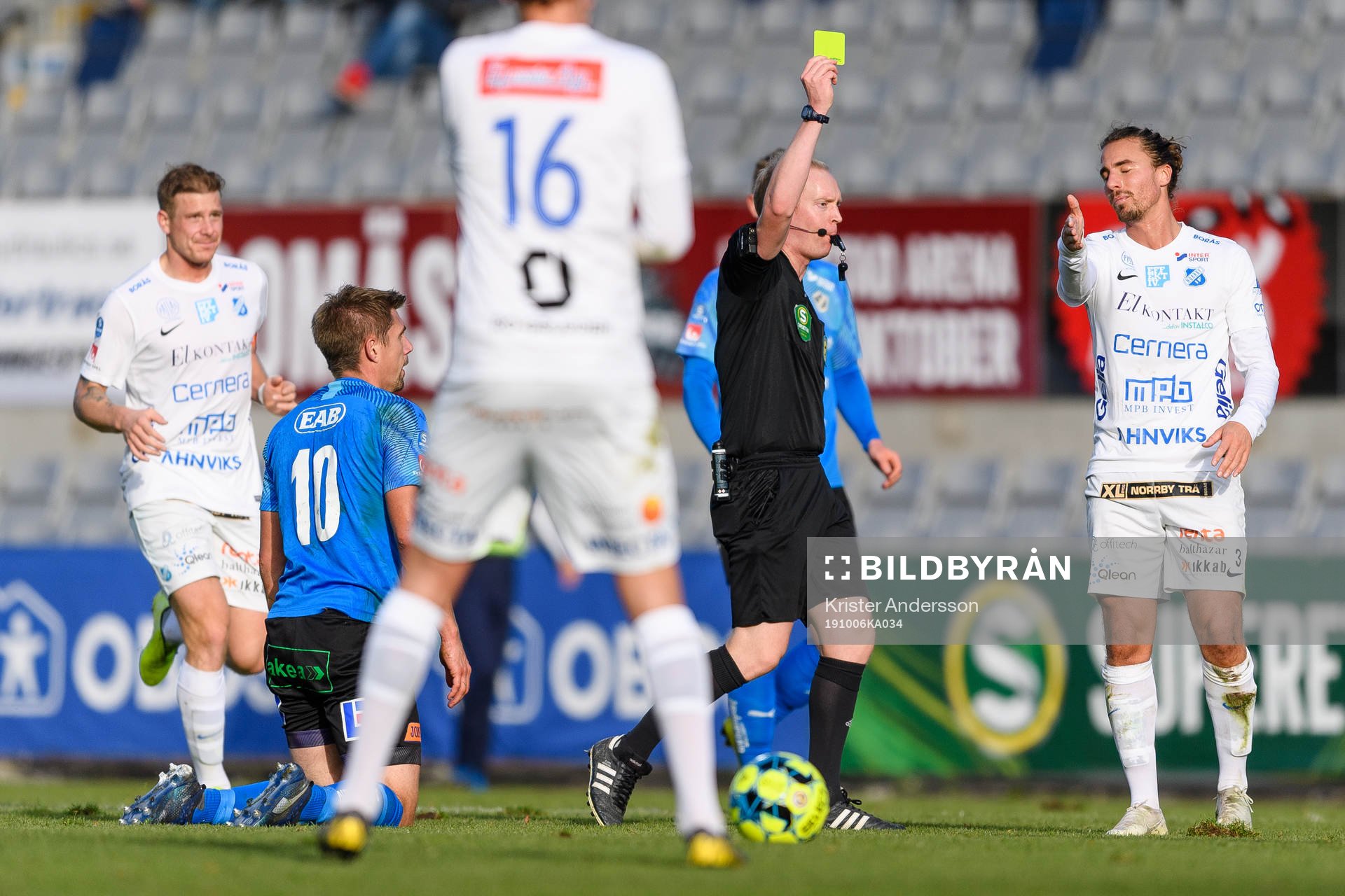 Norrbys Jonathan Azulay får gult kort av domare Per Melin