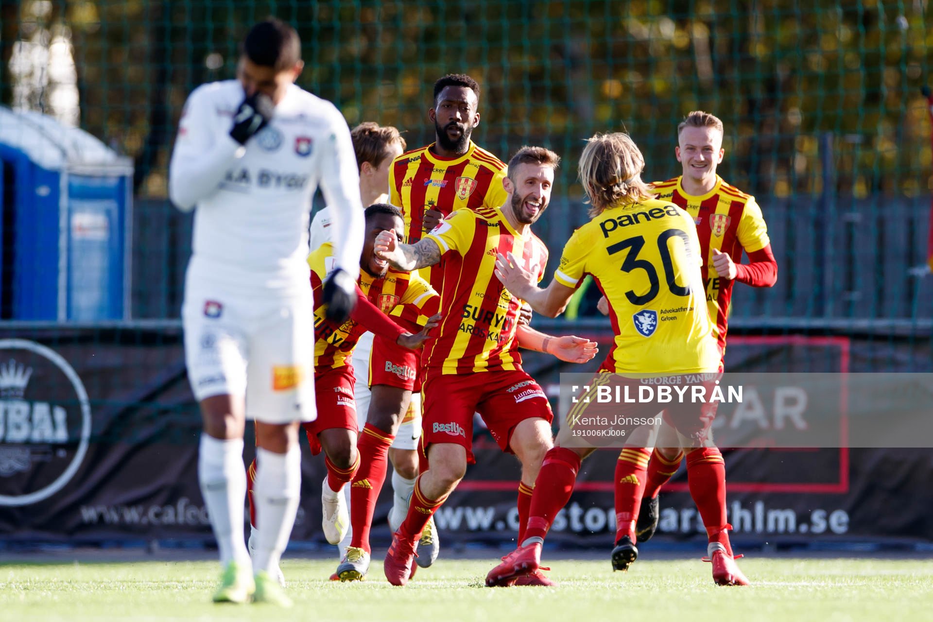 Syrianskas Andrew Michael Stadler jublar efter 1-0 under fotbollsmatchen i Superettan mellan Syrianska och Örgryte den 6 oktober 2019 i Södertälje.