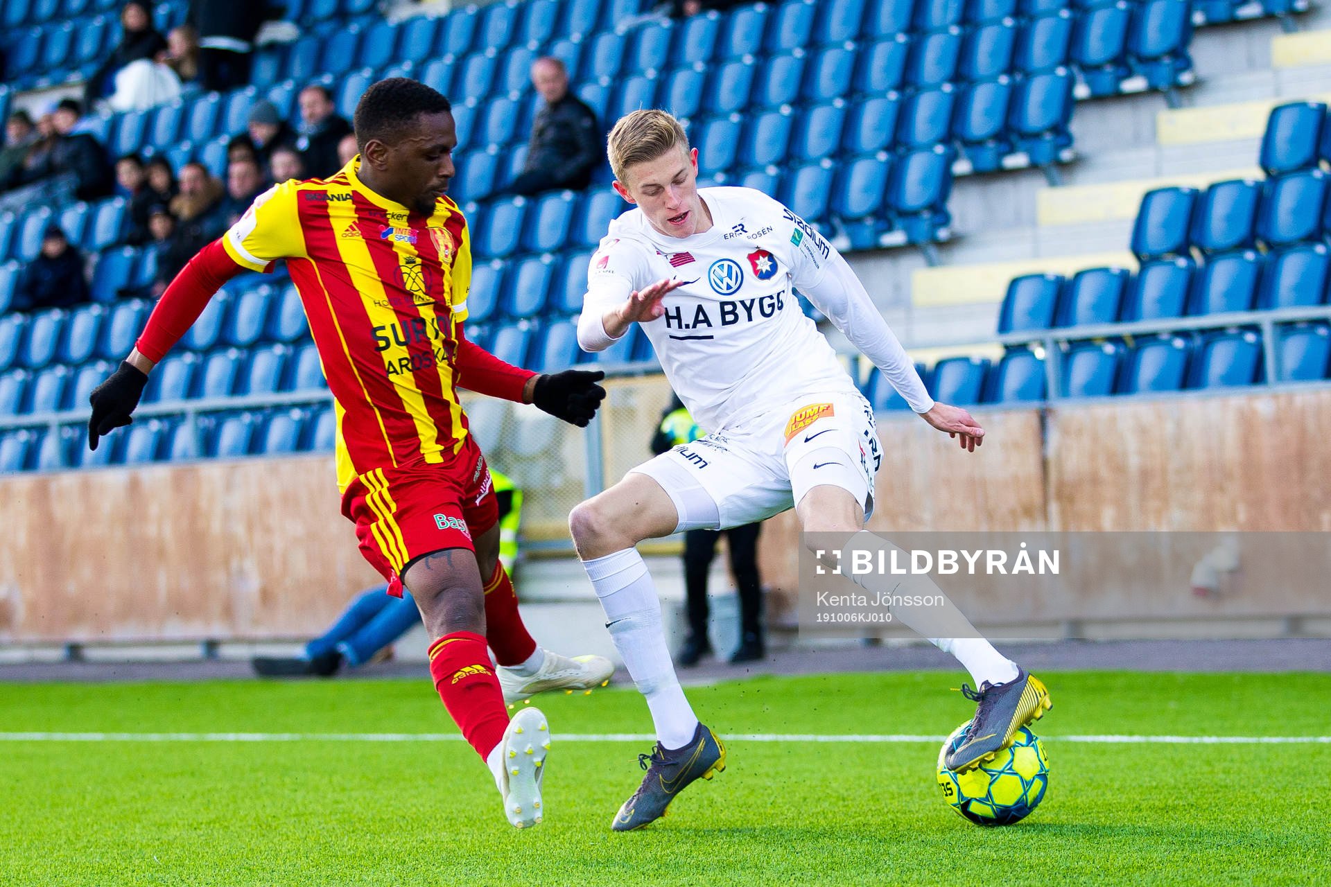 Syrianskas Johannes Ercan och Örgrytes Alexander Bernhardsson under fotbollsmatchen i Superettan mellan Syrianska och Örgryte den 6 oktober 2019 i Södertälje.