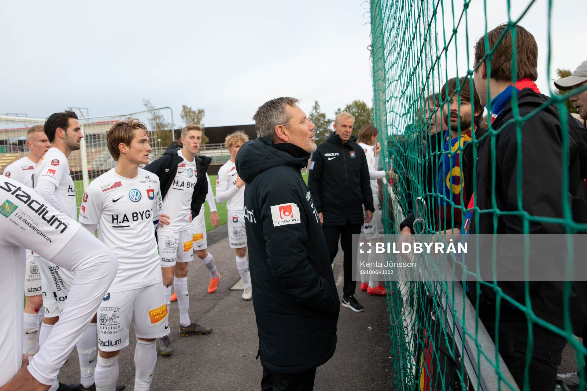 Örgrytes spelare och tränare Thomas Askebrand pratar med