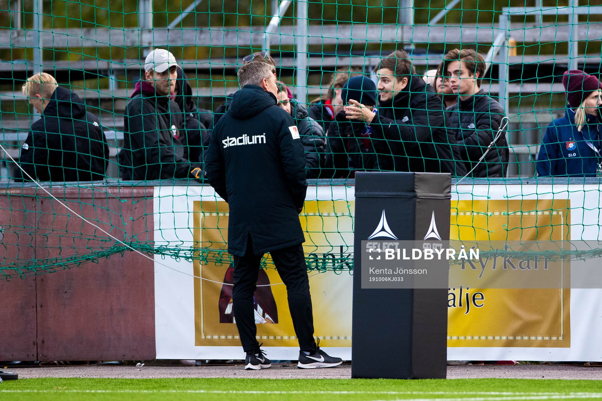 Örgrytes tränare Thomas Askebrand i samtal med supportrar