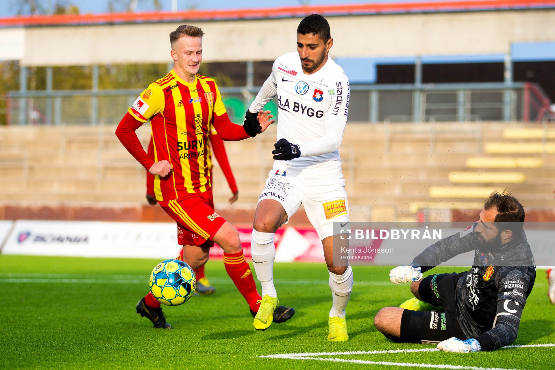 Örgrytes Ailton Almeida i kamp om bollen med Syrianskas målvakt Dejan Garaca under fotbollsmatchen i Superettan mellan Syrianska och Örgryte den 6 oktober 2019 i Södertälje.