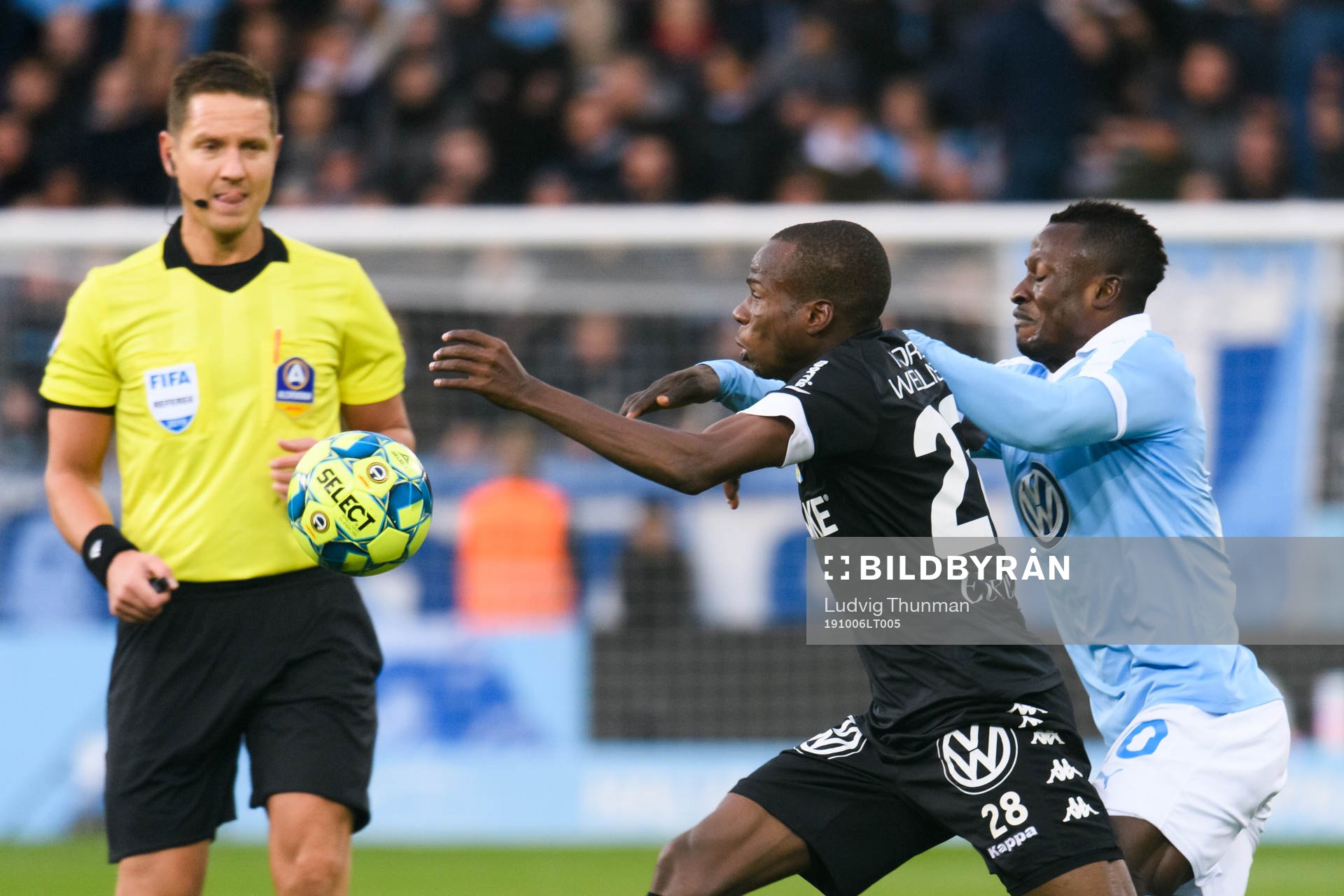 IFK Göteborgs Alhassan Yusuf Abdullahi i kamp om bollen med Malmö FFs Bonke Innocent under fotbollsmatchen i Allsvenskan mellan Malmö FF och IFK Göteborg den 6 oktober 2019 i Malmö.