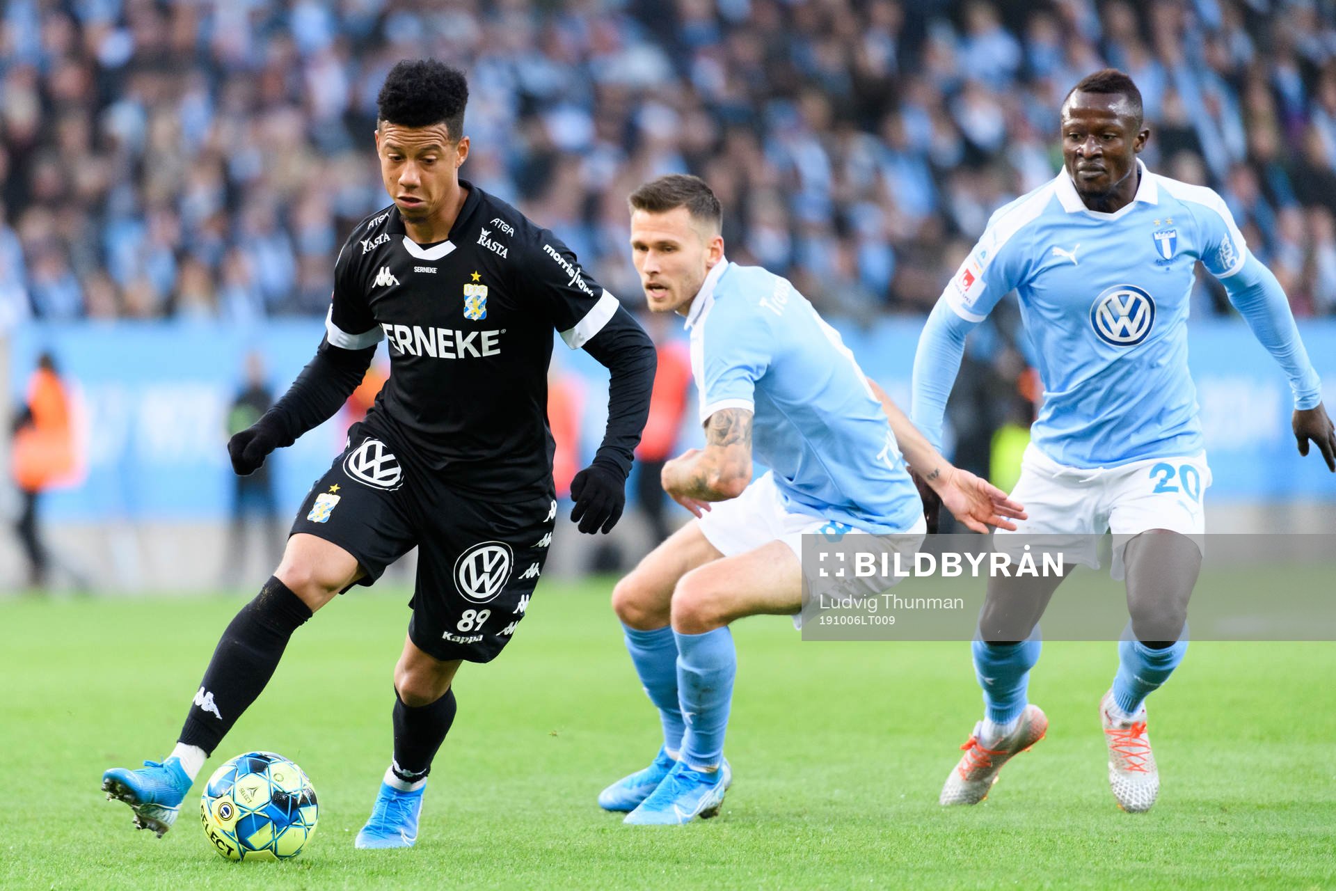 IFK Göteborgs Tobias Sana bevakas av Malmö FFs Arnór