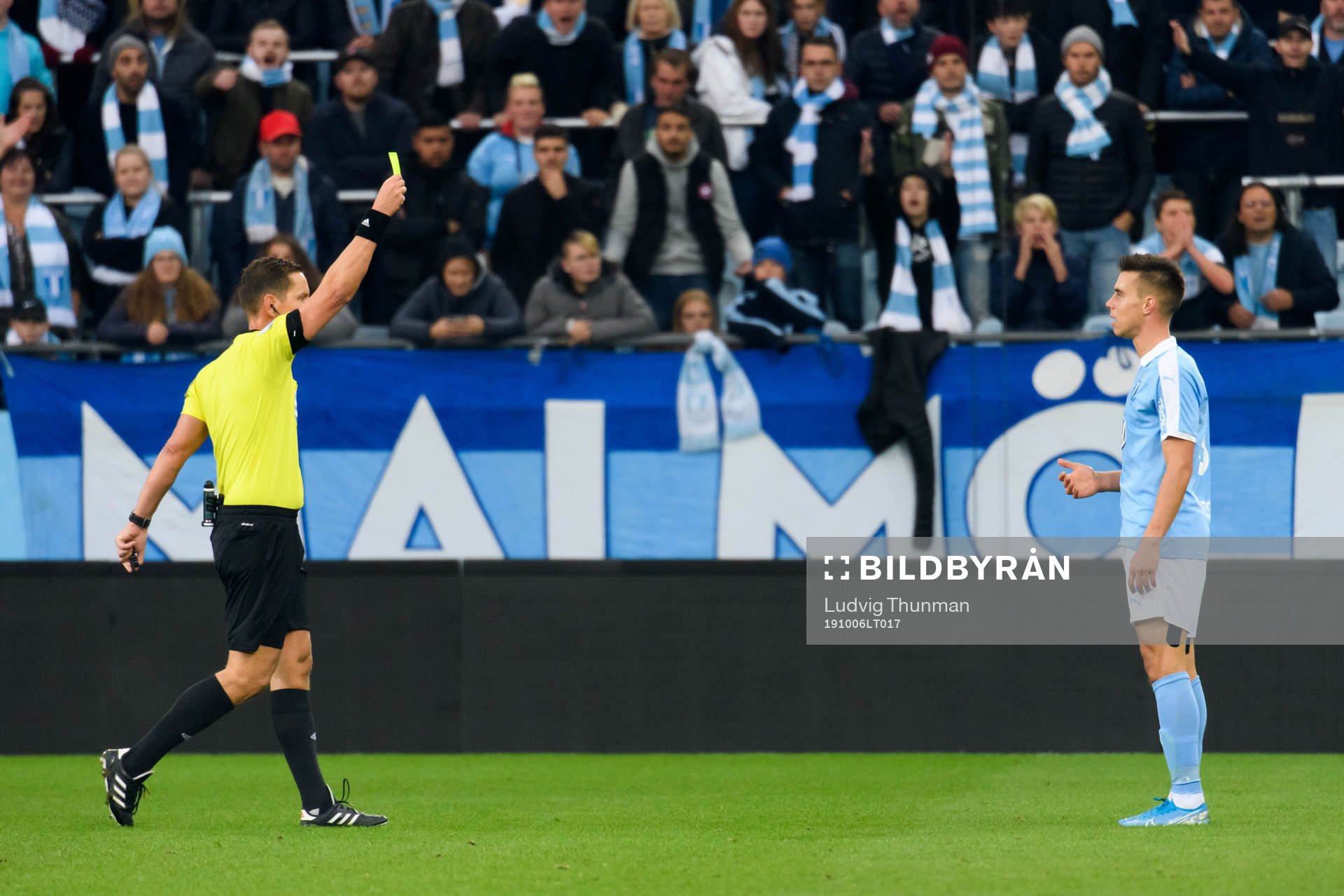 Malmö FFs Jonas Knudsen får gult kort